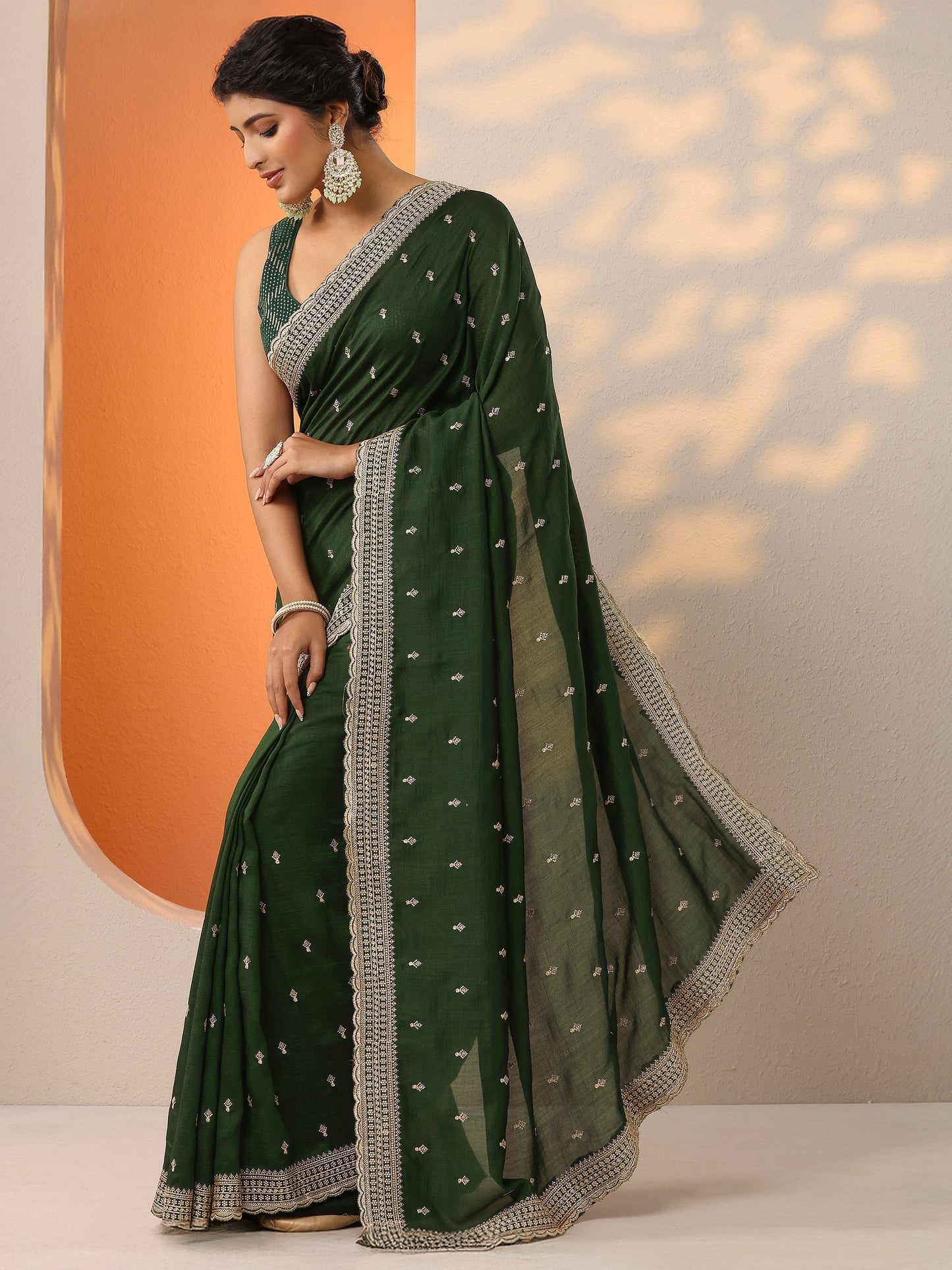 Green Embellished Silk Blend Saree With Unstitched Blouse Piece