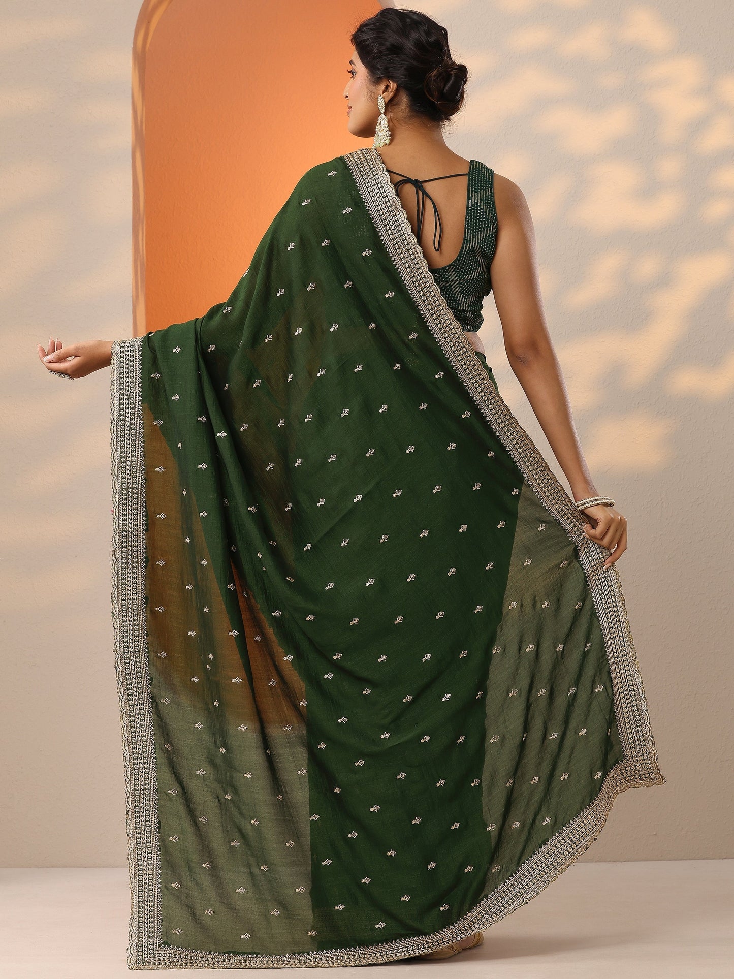 Green Embellished Silk Blend Saree With Unstitched Blouse Piece