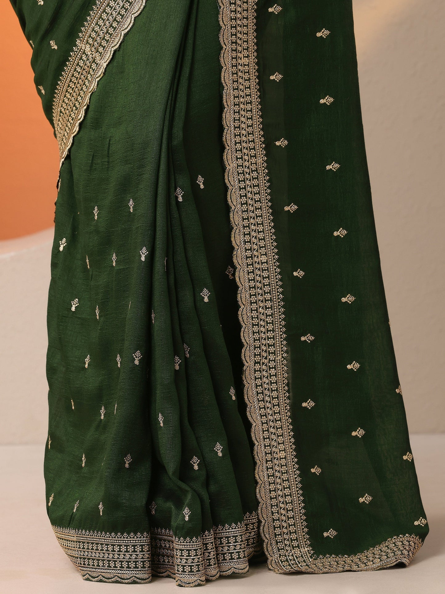 Green Embellished Silk Blend Saree With Unstitched Blouse Piece