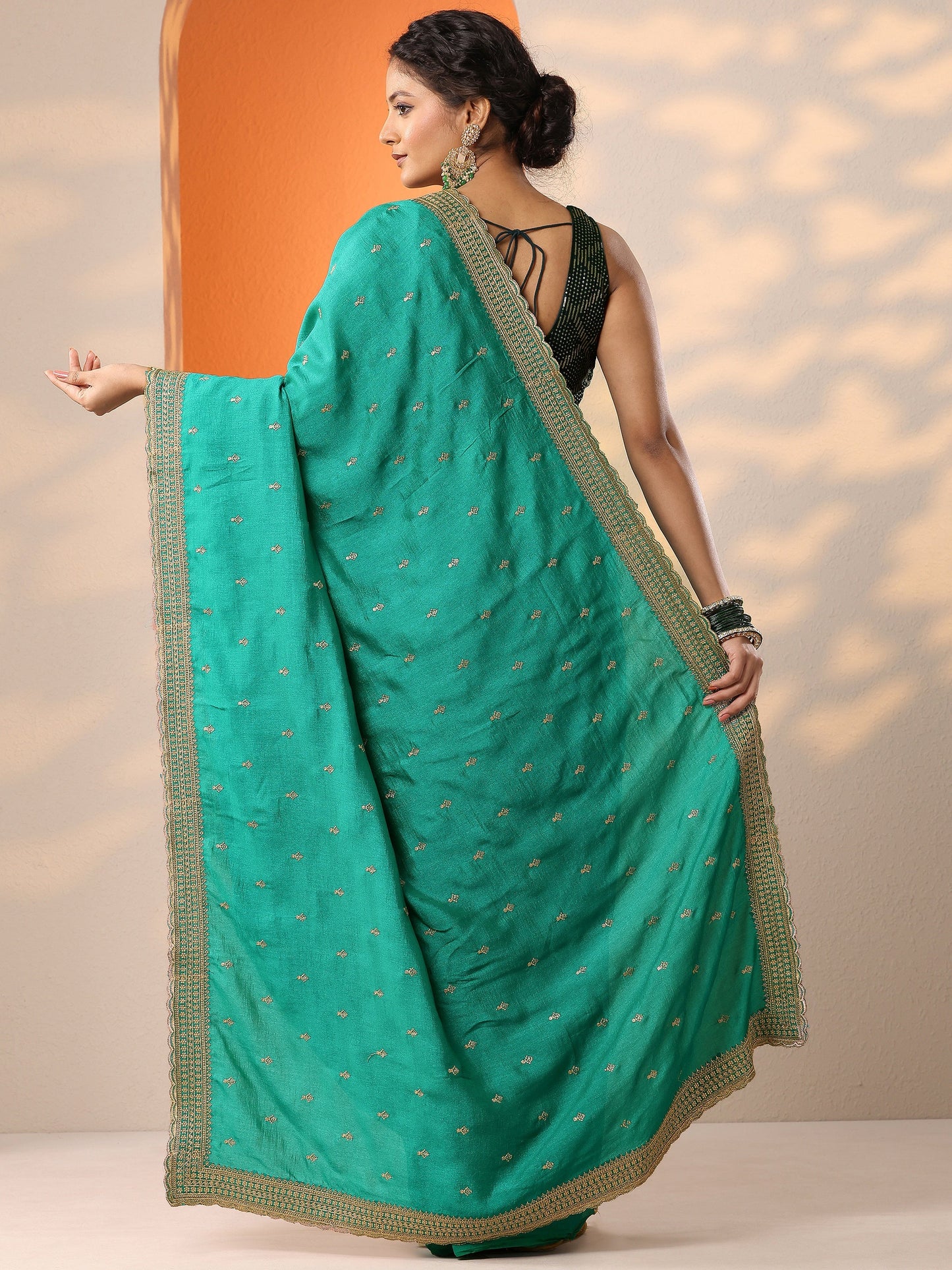 Green Embellished Silk Blend Saree With Unstitched Blouse Piece