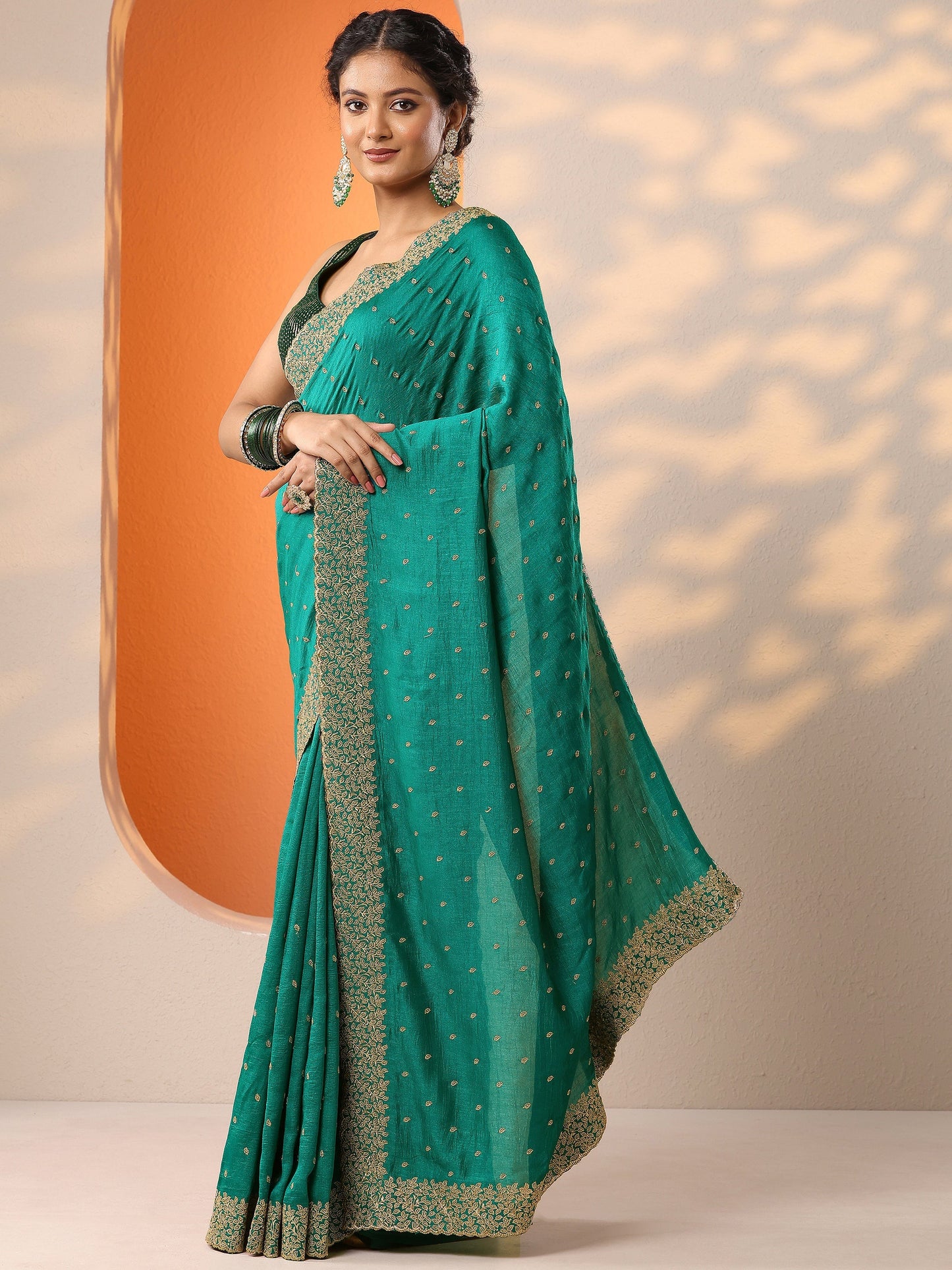 Green Embellished Silk Blend Saree With Unstitched Blouse Piece