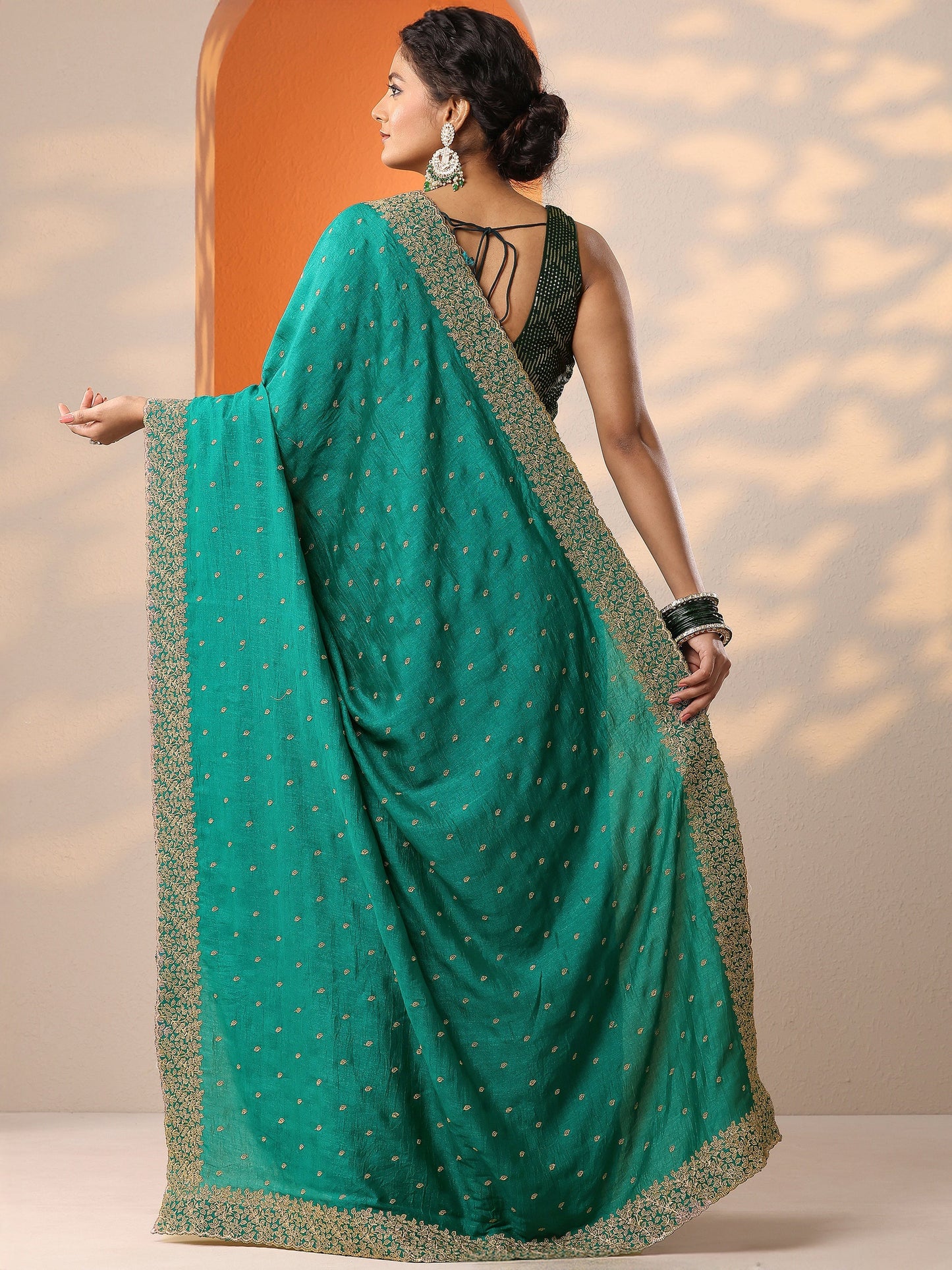 Green Embellished Silk Blend Saree With Unstitched Blouse Piece