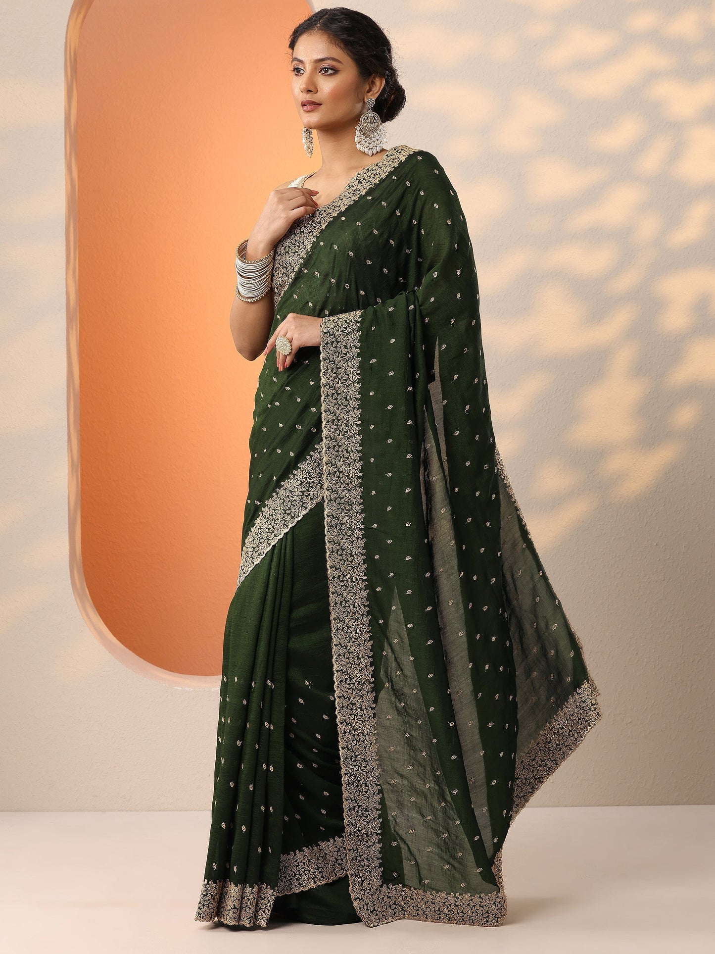 Green Embellished Silk Blend Saree With Unstitched Blouse Piece