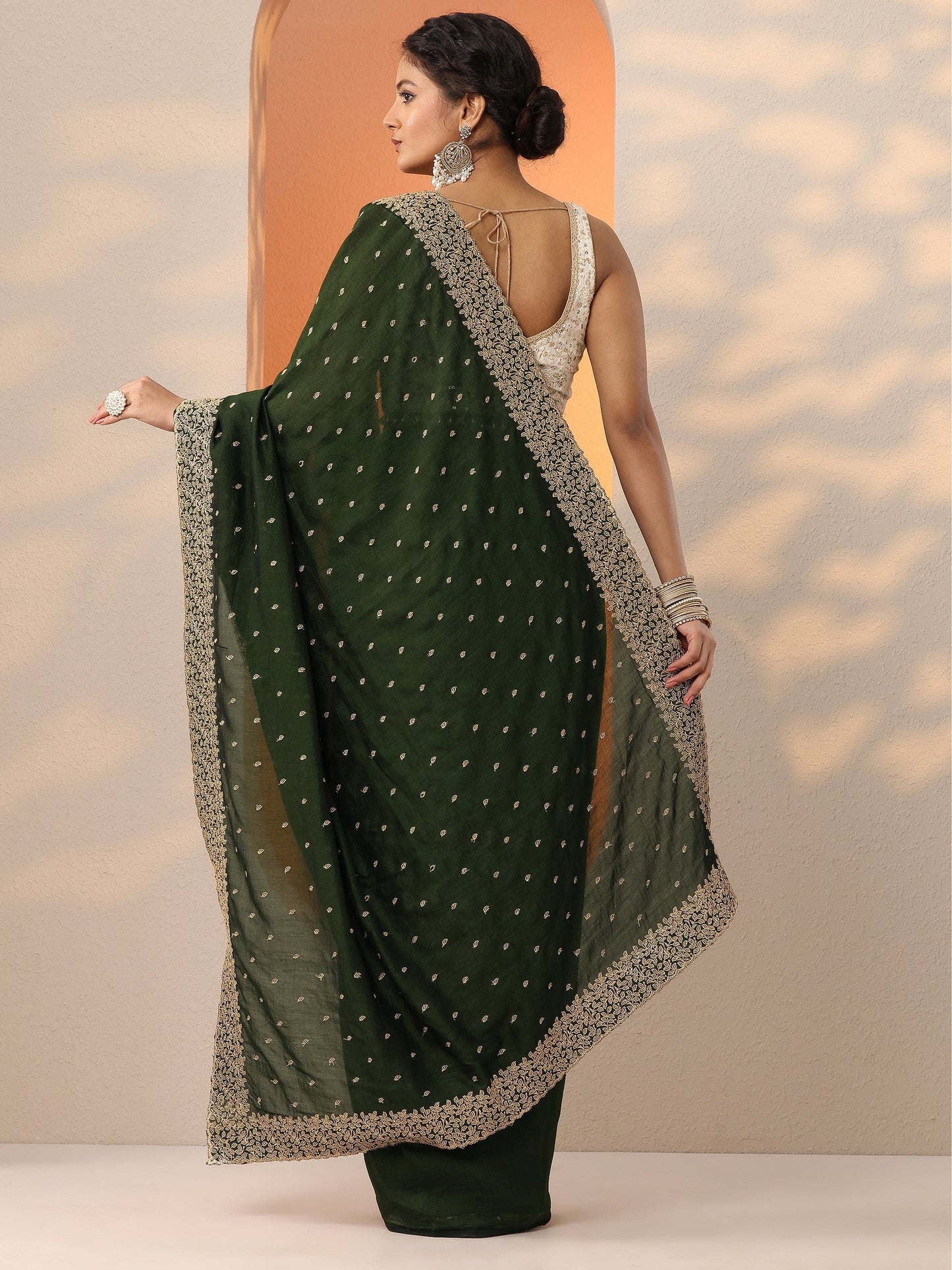 Green Embellished Silk Blend Saree With Unstitched Blouse Piece