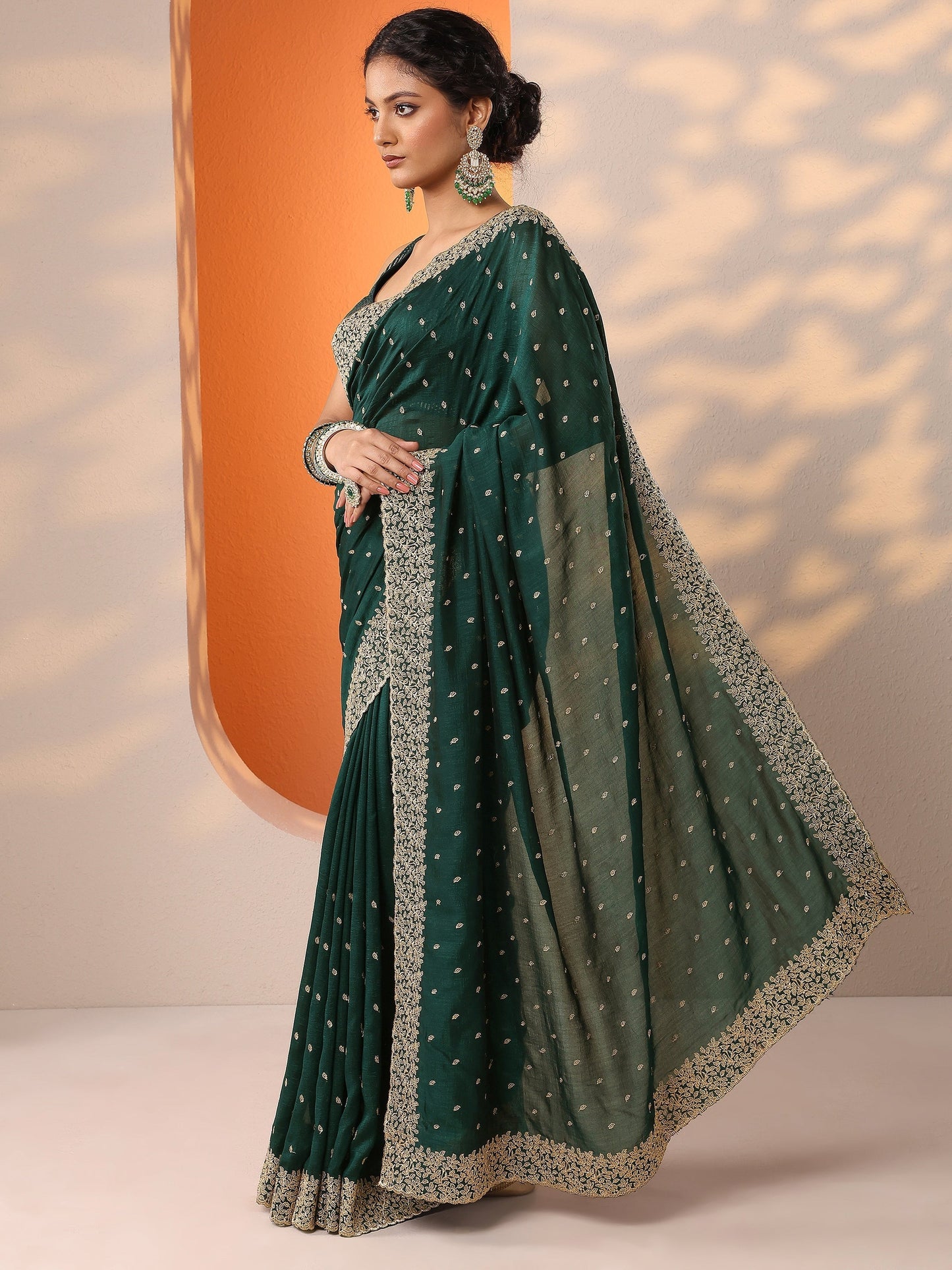Green Embellished Silk Blend Saree With Unstitched Blouse Piece