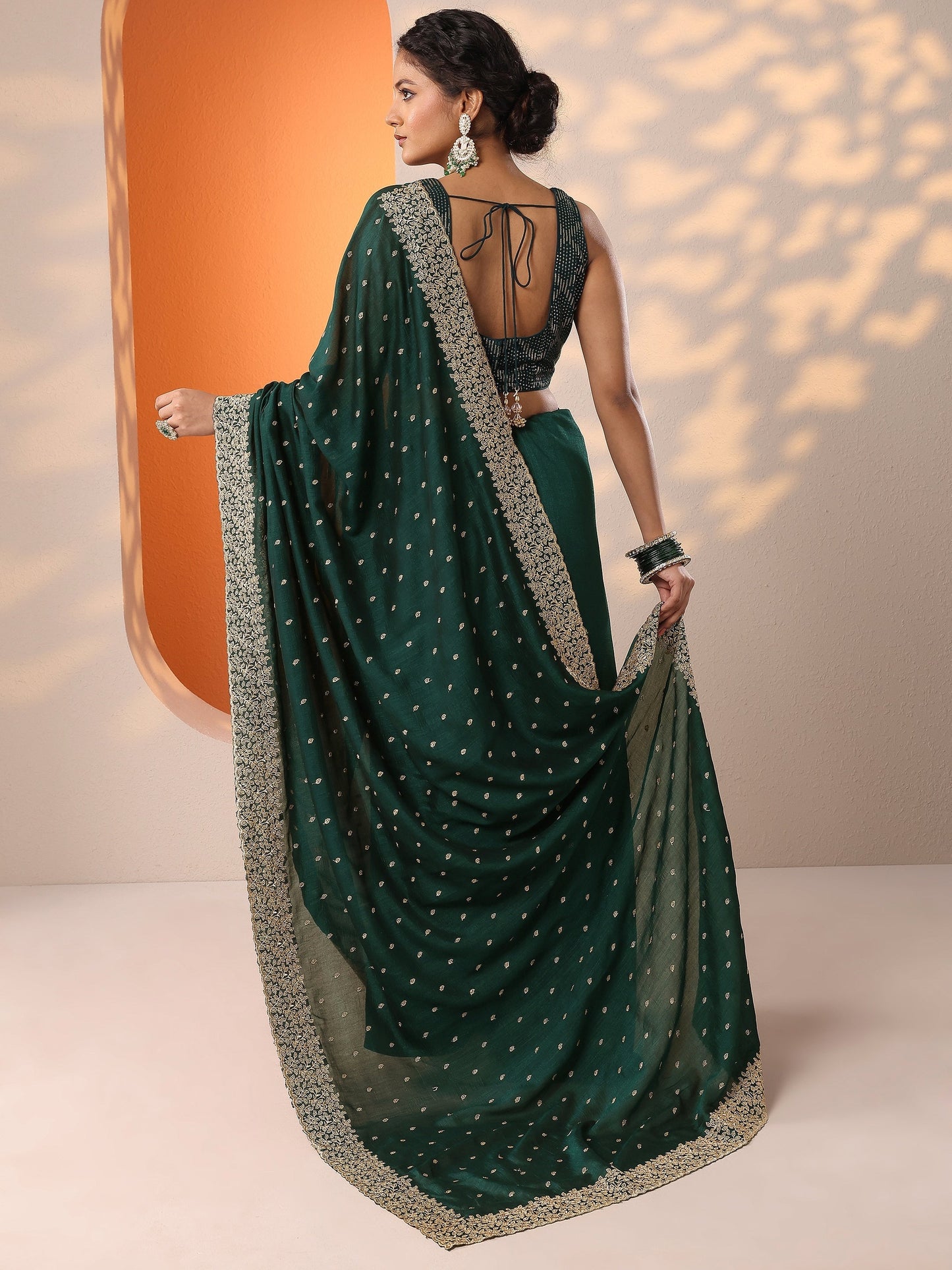Green Embellished Silk Blend Saree With Unstitched Blouse Piece