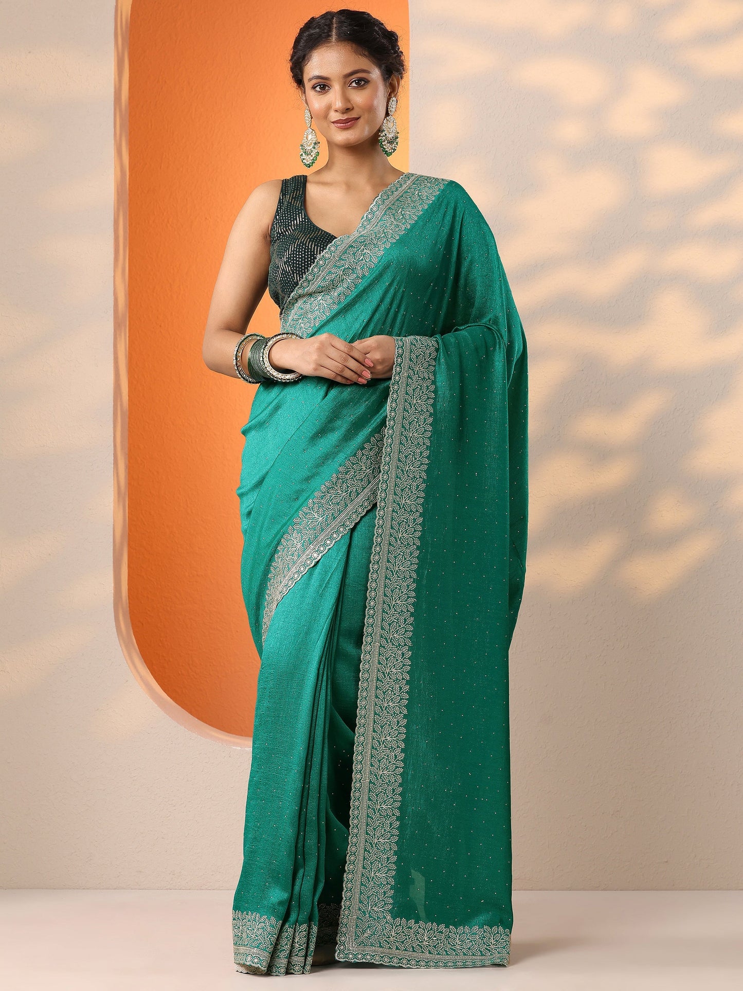 Green Embellished Silk Blend Saree With Unstitched Blouse Piece
