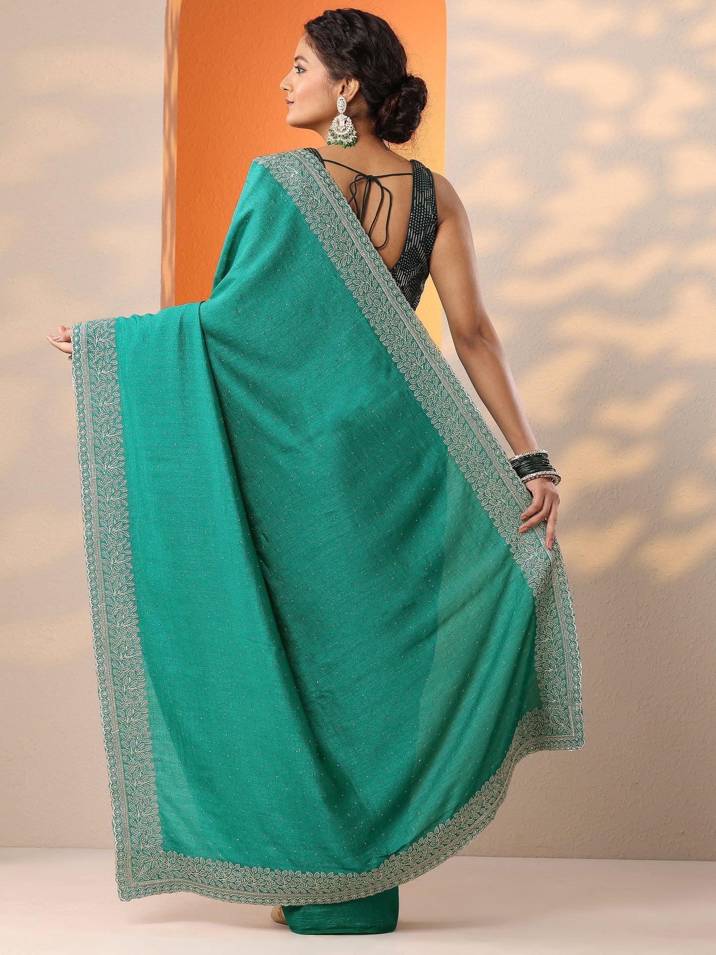 Green Embellished Silk Blend Saree With Unstitched Blouse Piece