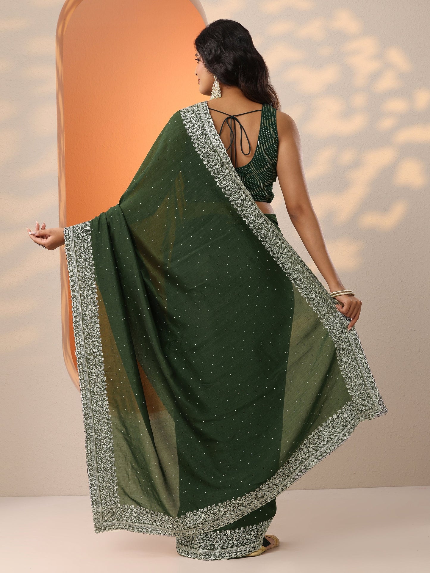 Green Embellished Silk Blend Saree With Unstitched Blouse Piece