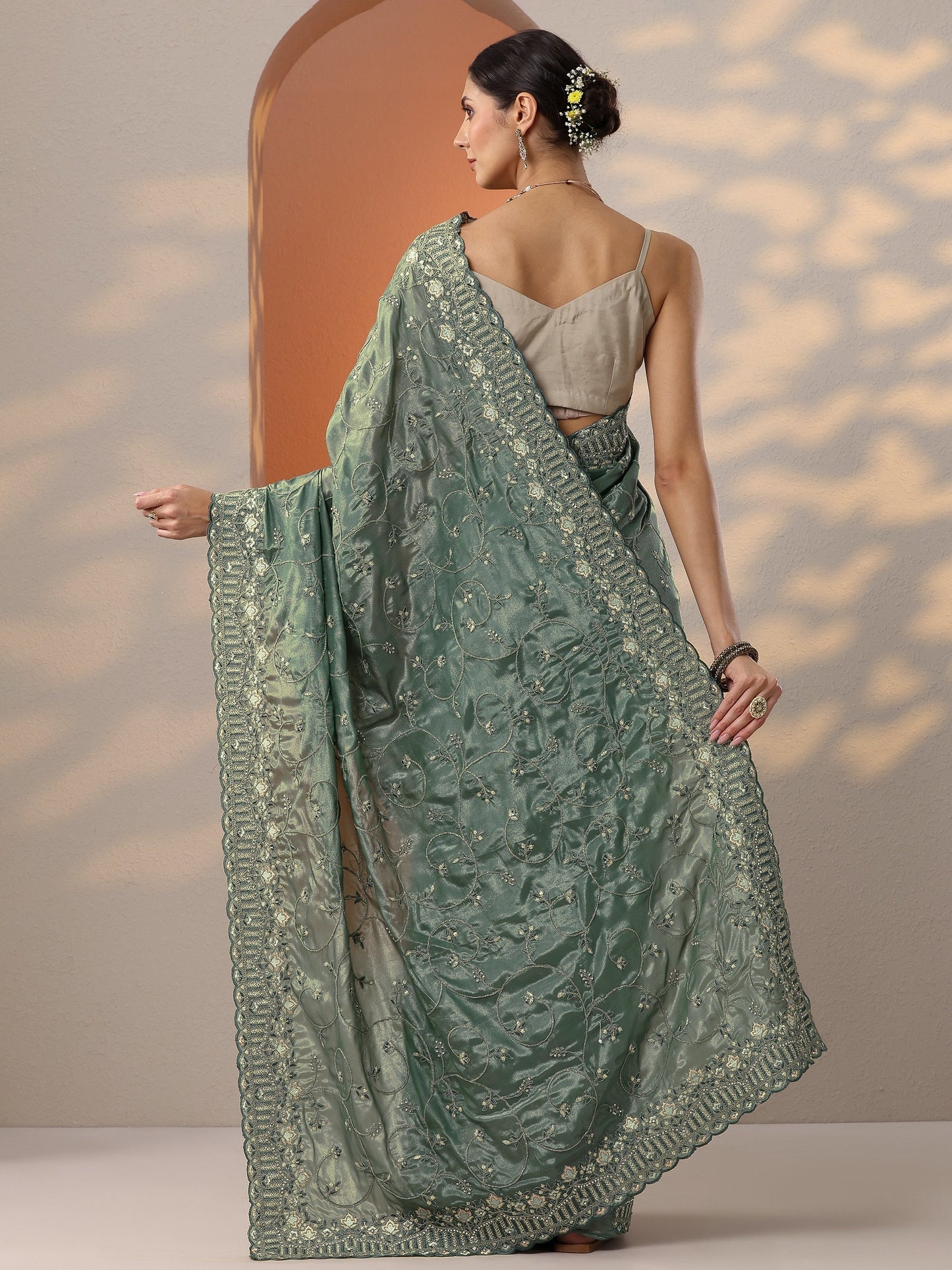 Green Embroidered Organza Saree With Unstitched Blouse Piece