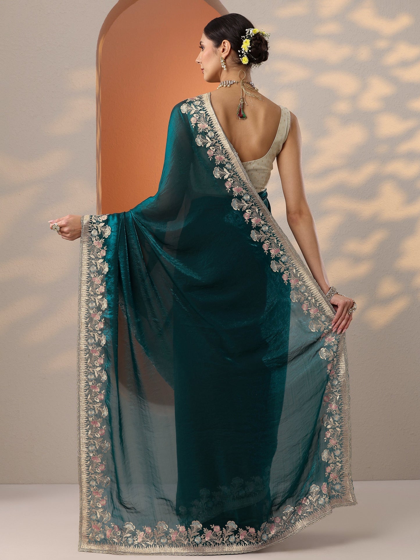 Green Embroidered Organza Saree With Unstitched Blouse Piece