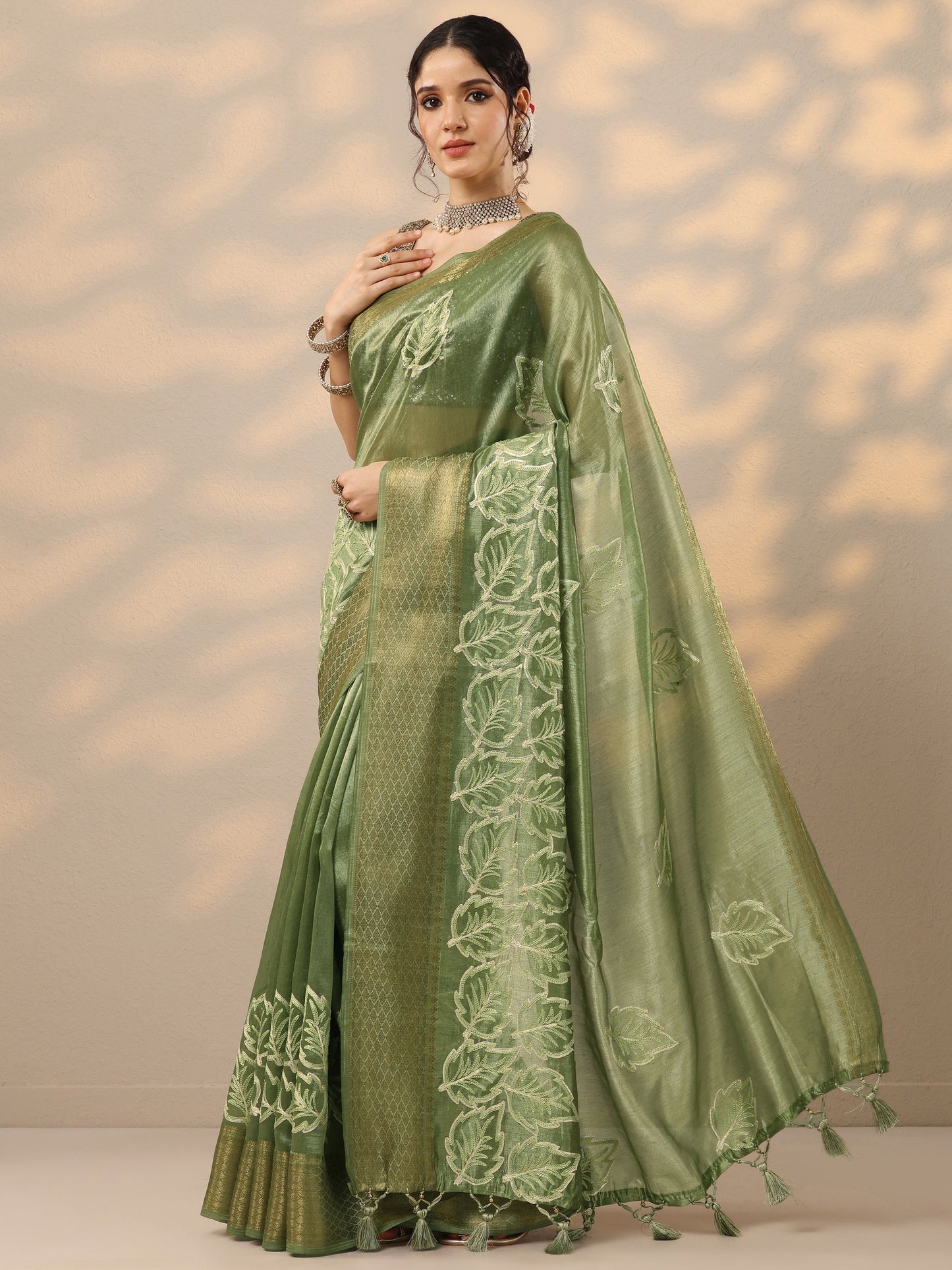 Green Embroidered Silk Blend Saree With Unstitched Blouse Piece