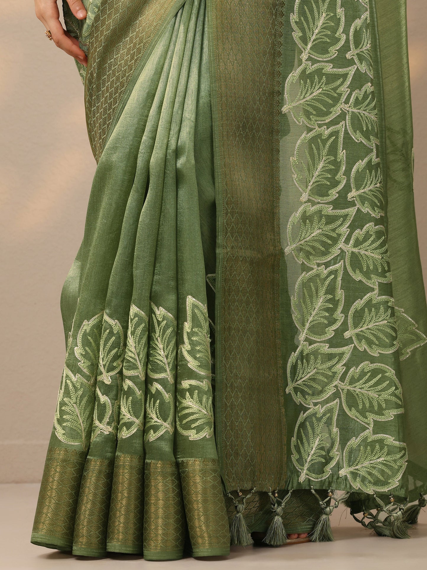 Green Embroidered Silk Blend Saree With Unstitched Blouse Piece