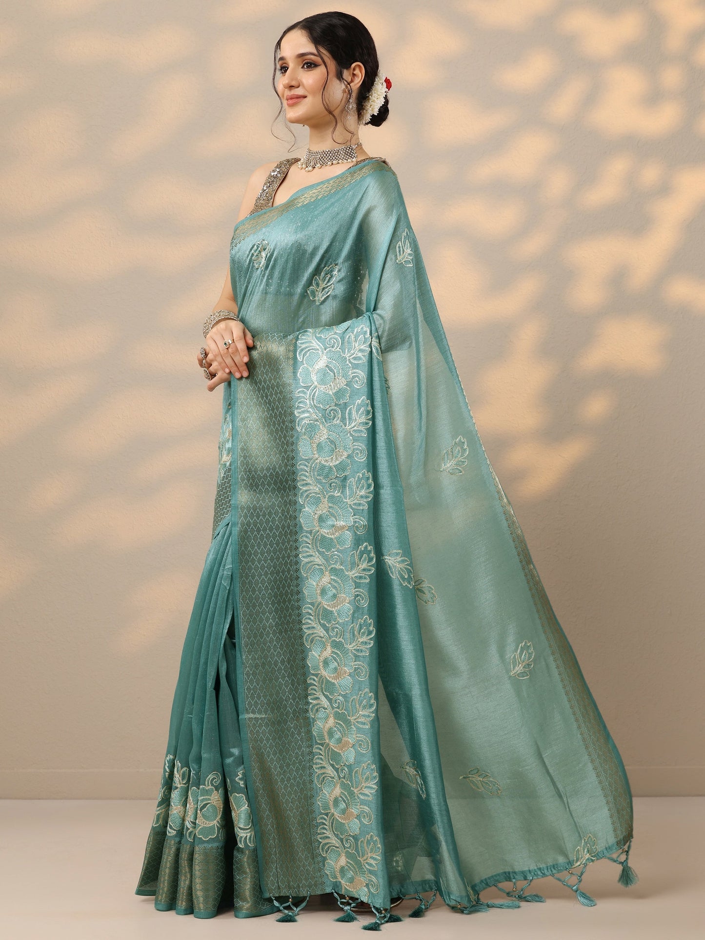 Blue Embroidered Silk Blend Saree With Unstitched Blouse Piece