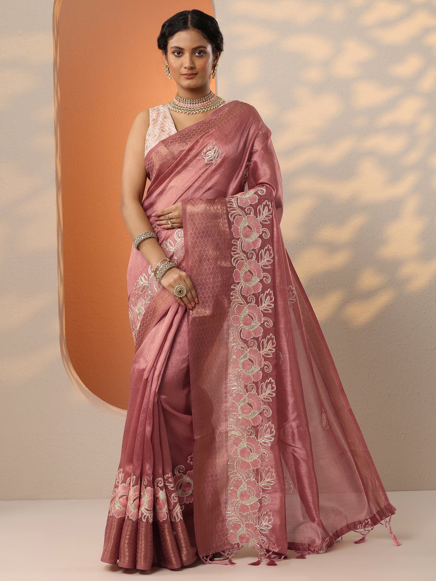 Peach Embroidered Silk Blend Saree With Unstitched Blouse Piece