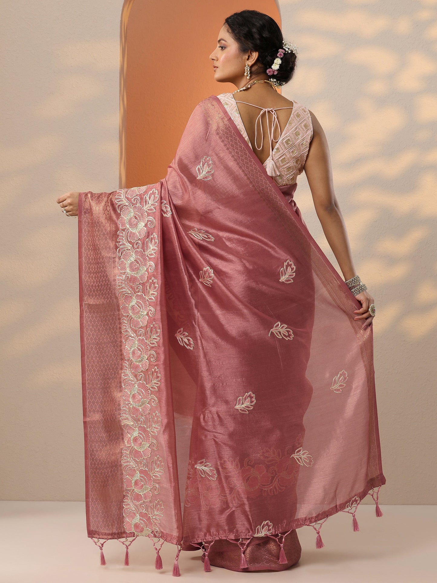 Peach Embroidered Silk Blend Saree With Unstitched Blouse Piece