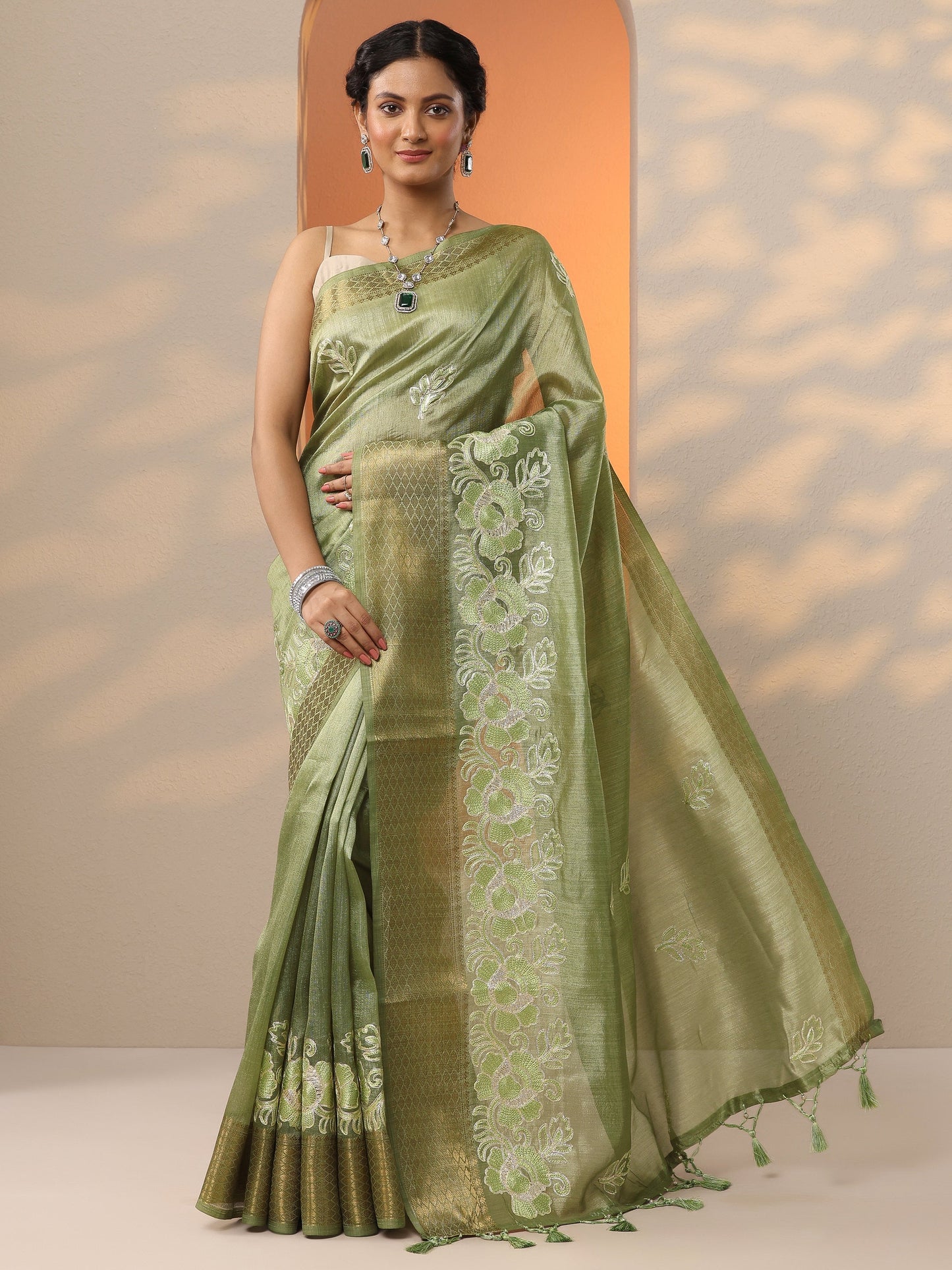 Green Embroidered Silk Blend Saree With Unstitched Blouse Piece