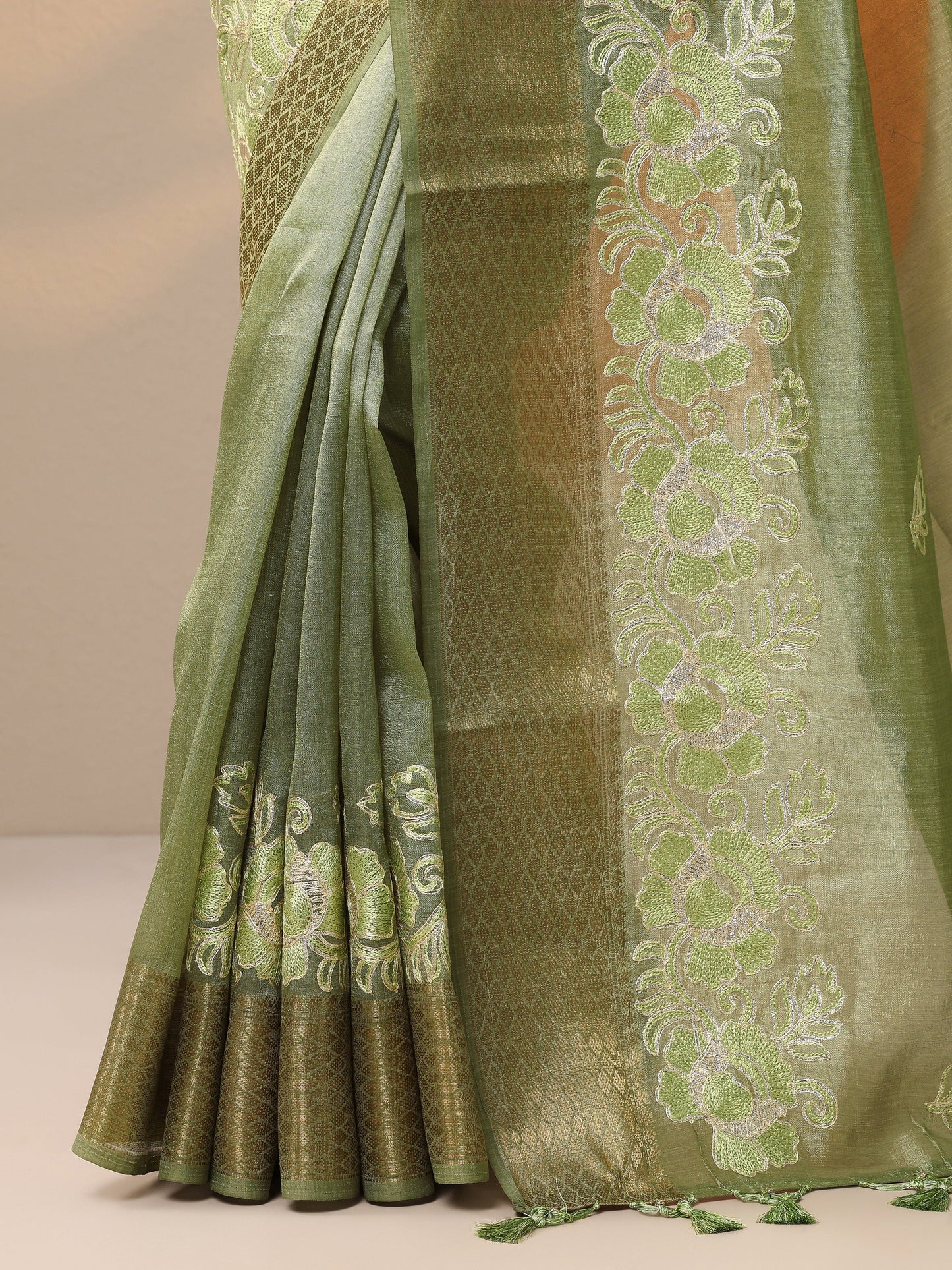 Green Embroidered Silk Blend Saree With Unstitched Blouse Piece
