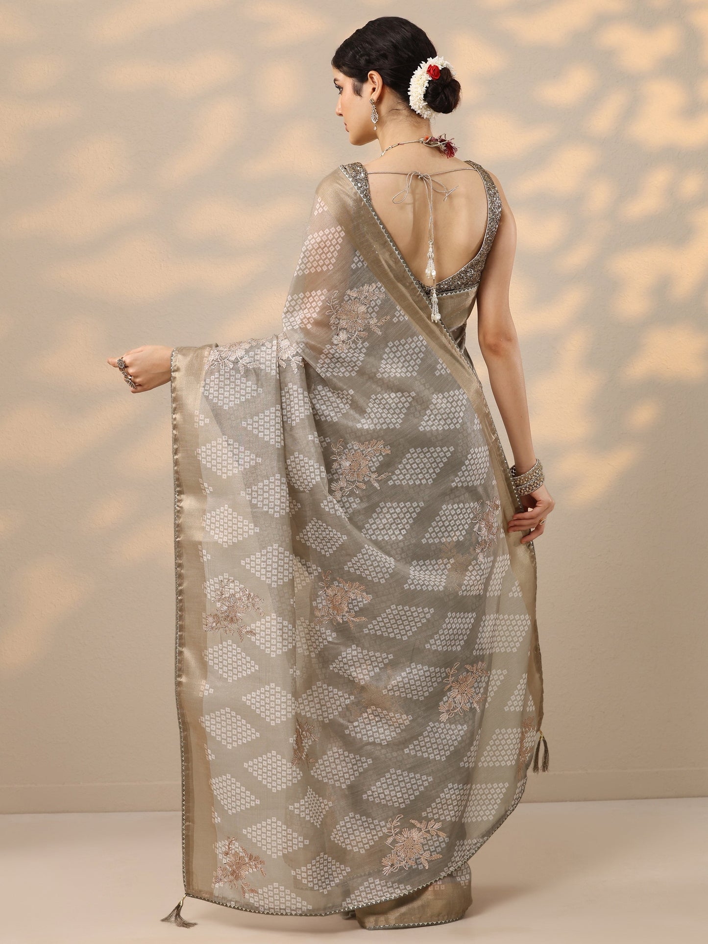 Grey Printed Silk Blend Saree With Unstitched Blouse Piece