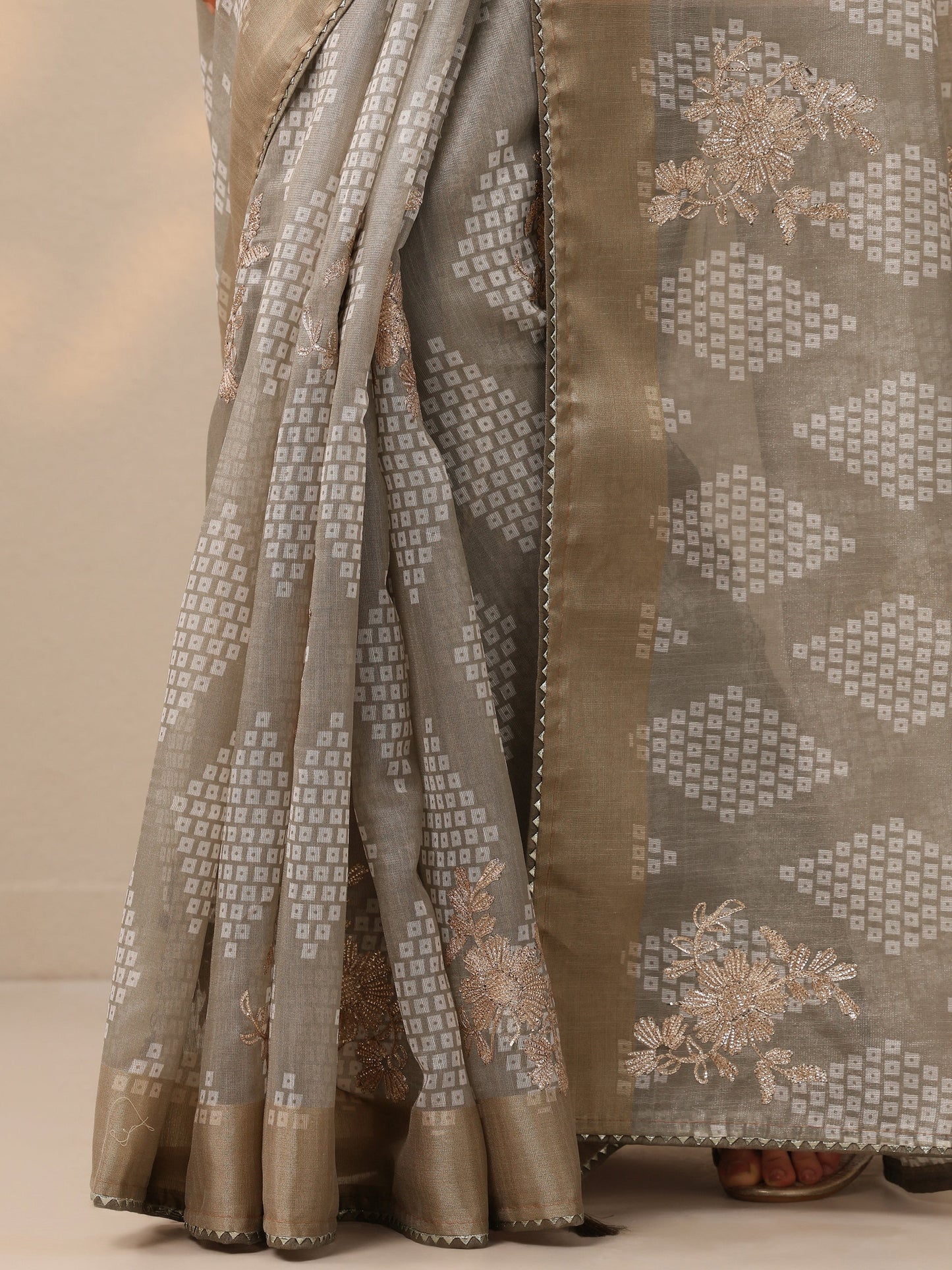 Grey Printed Silk Blend Saree With Unstitched Blouse Piece