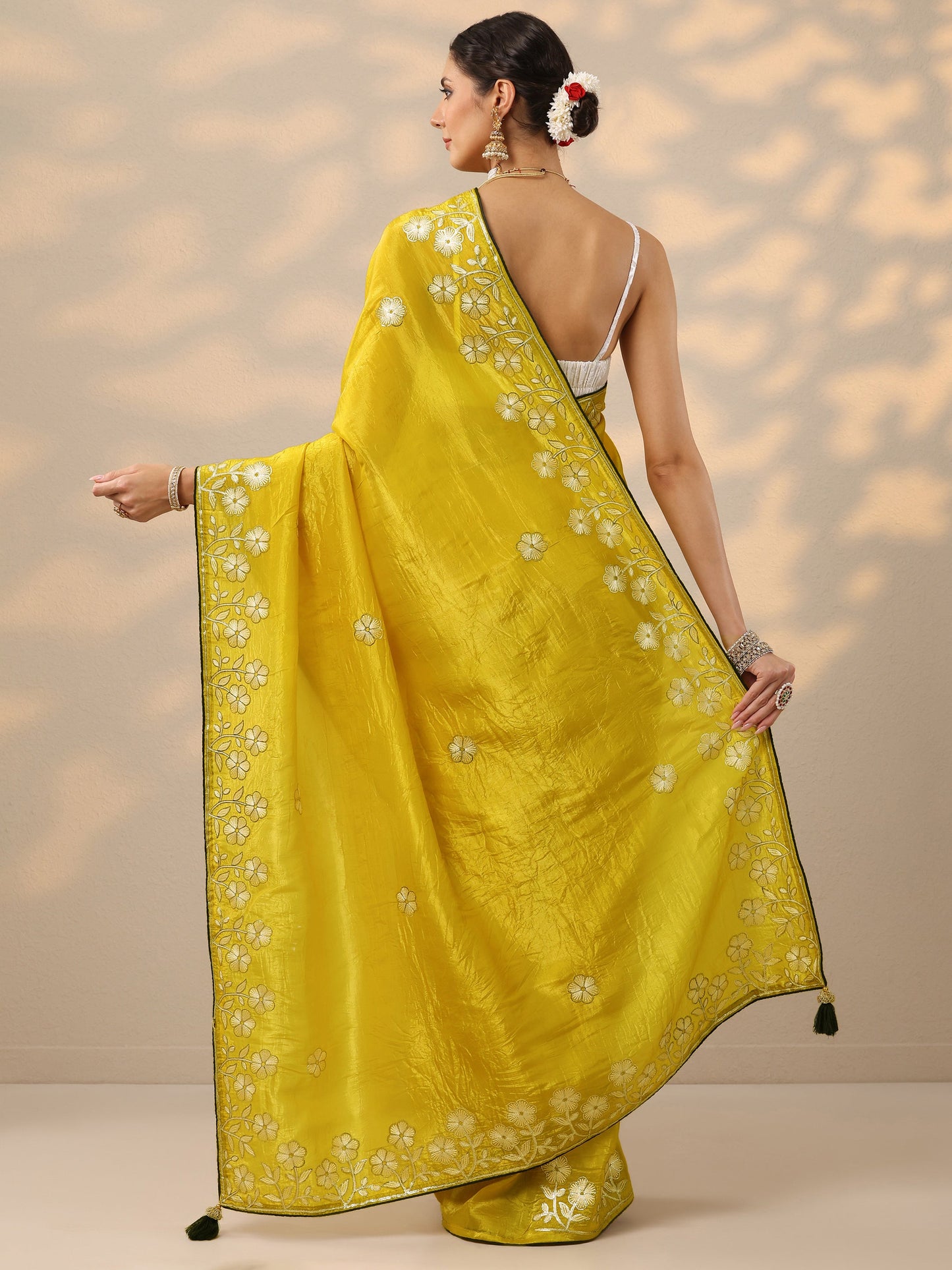 Green Embroidered Organza Saree With Unstitched Blouse Piece