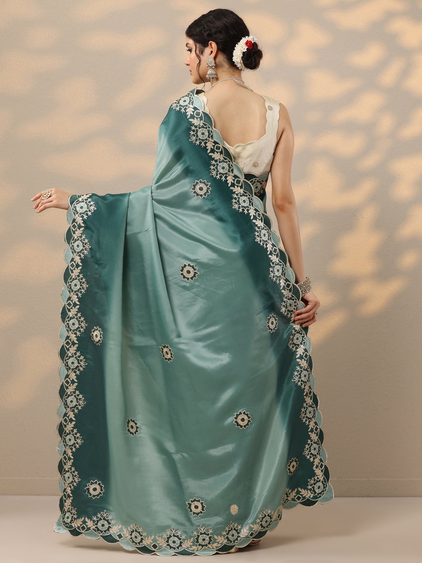 Green Embroidered Silk Blend Saree With Unstitched Blouse Piece