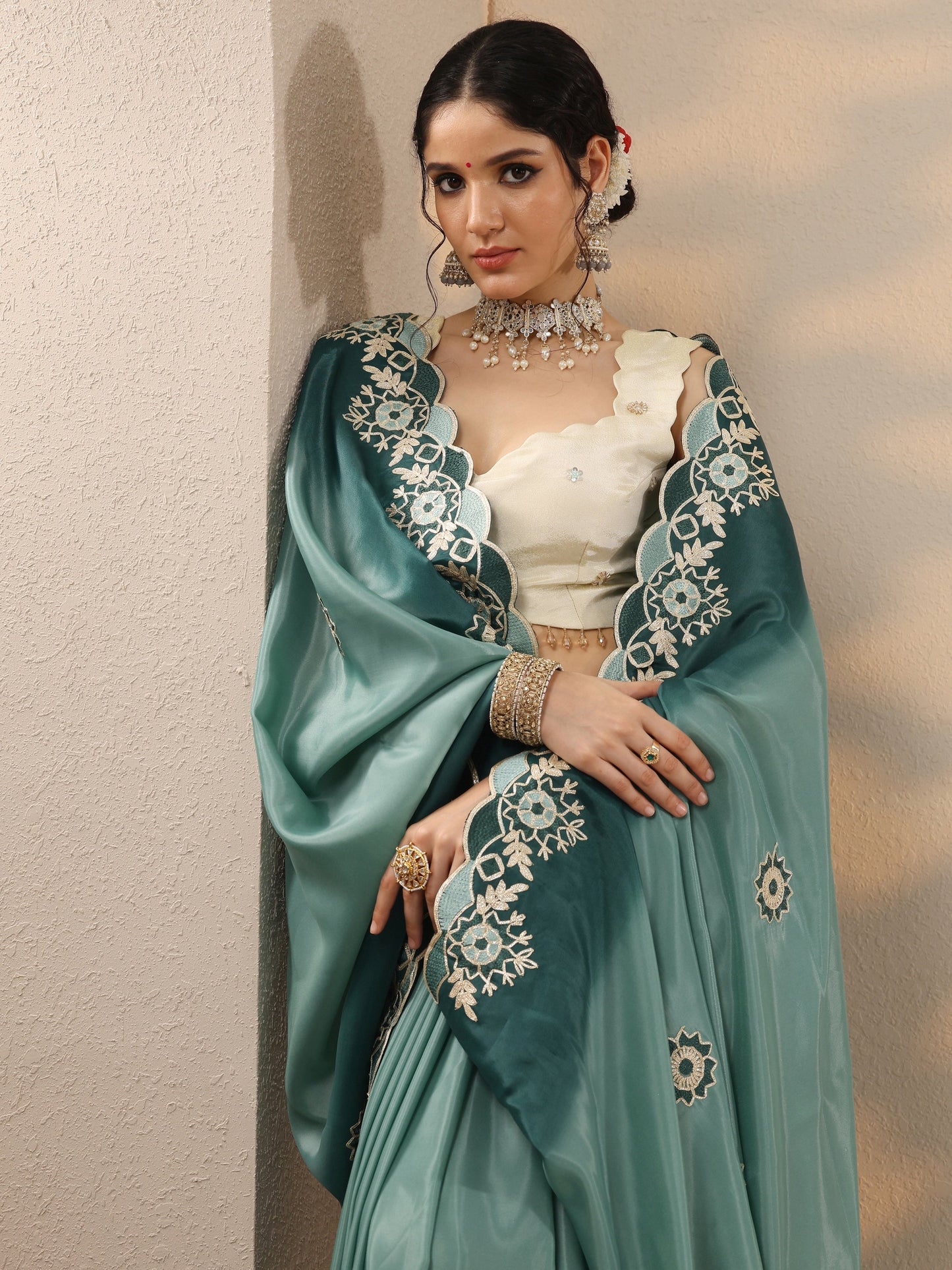 Green Embroidered Silk Blend Saree With Unstitched Blouse Piece