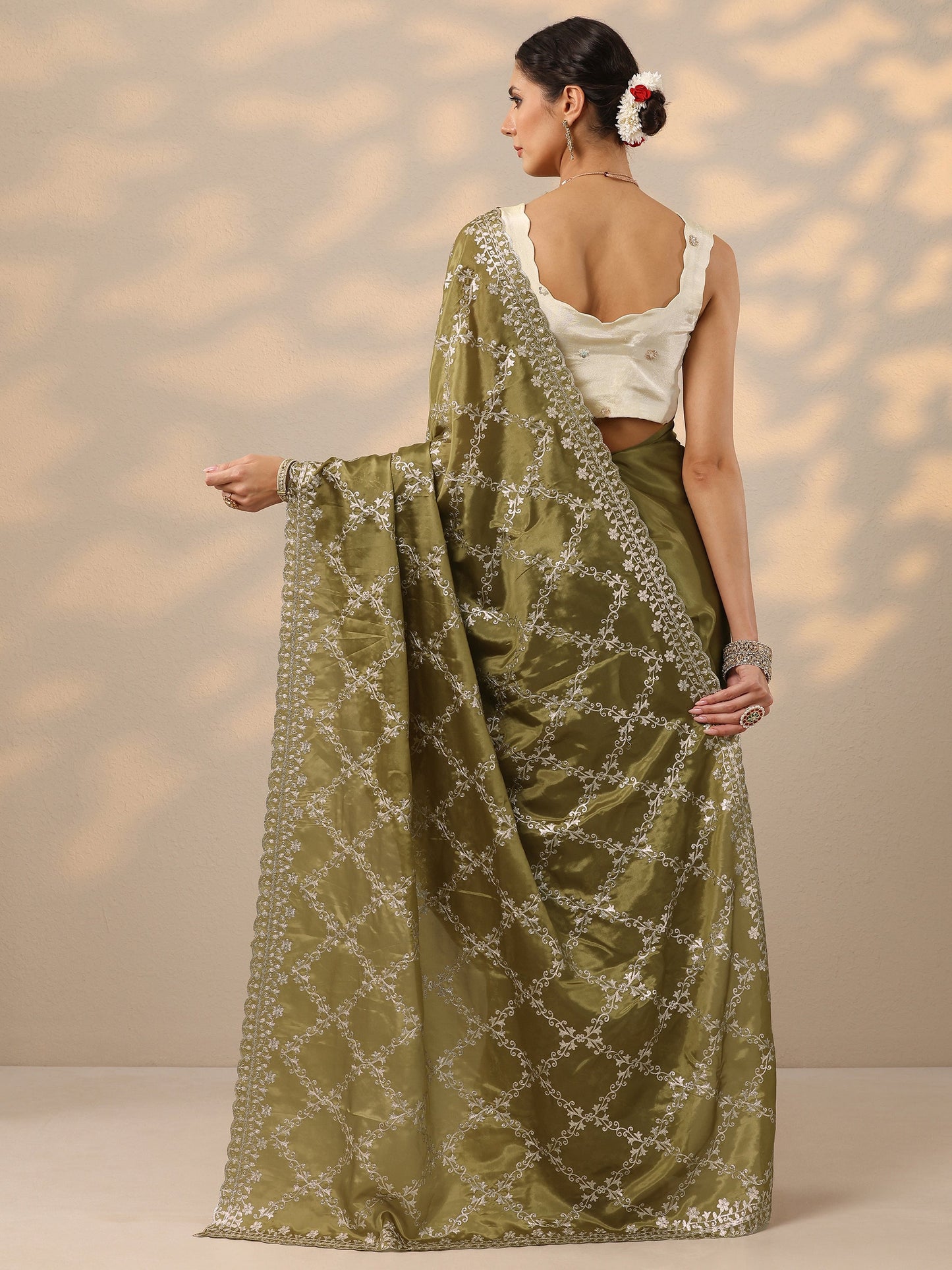 Green Embroidered Silk Blend Saree With Unstitched Blouse Piece