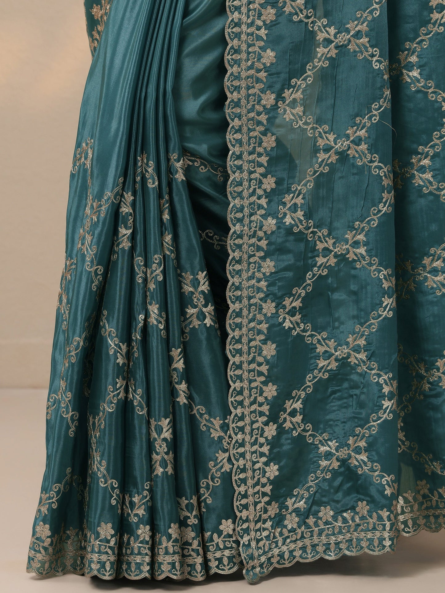 Blue Embroidered Silk Blend Saree With Unstitched Blouse Piece