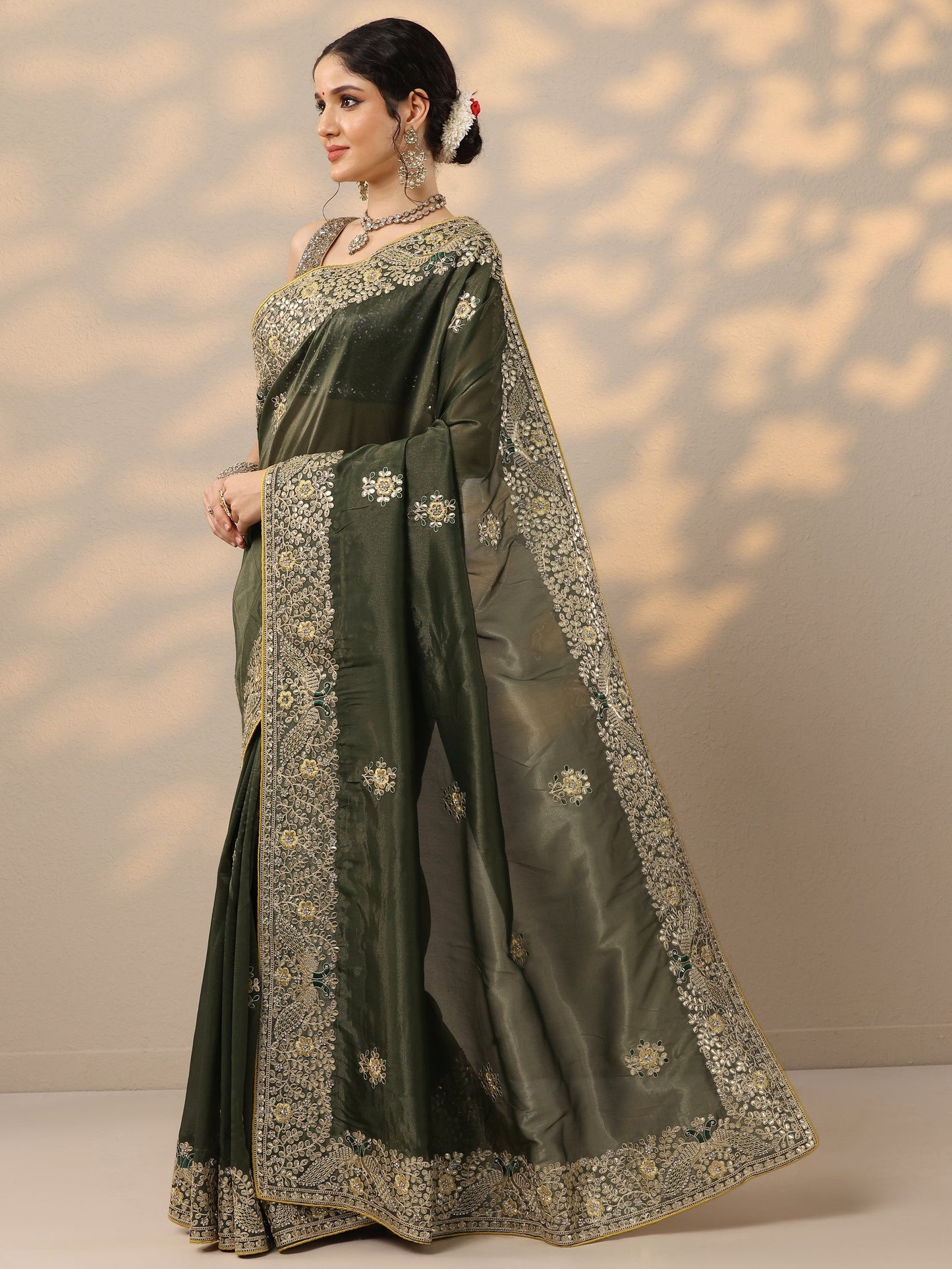 Green Embroidered Silk Blend Saree With Unstitched Blouse Piece