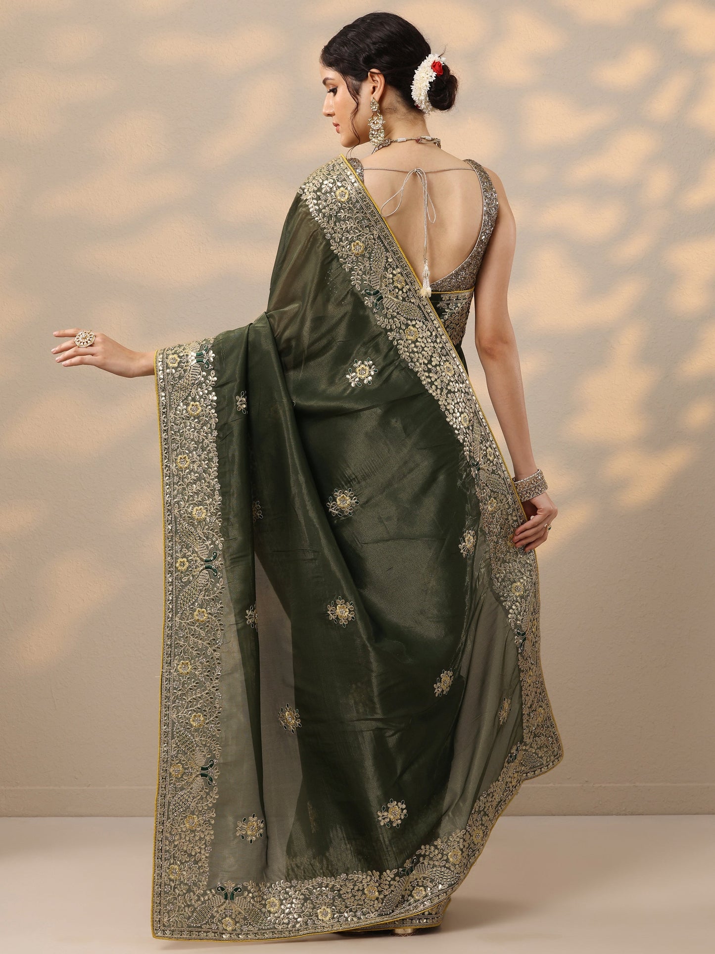 Green Embroidered Silk Blend Saree With Unstitched Blouse Piece