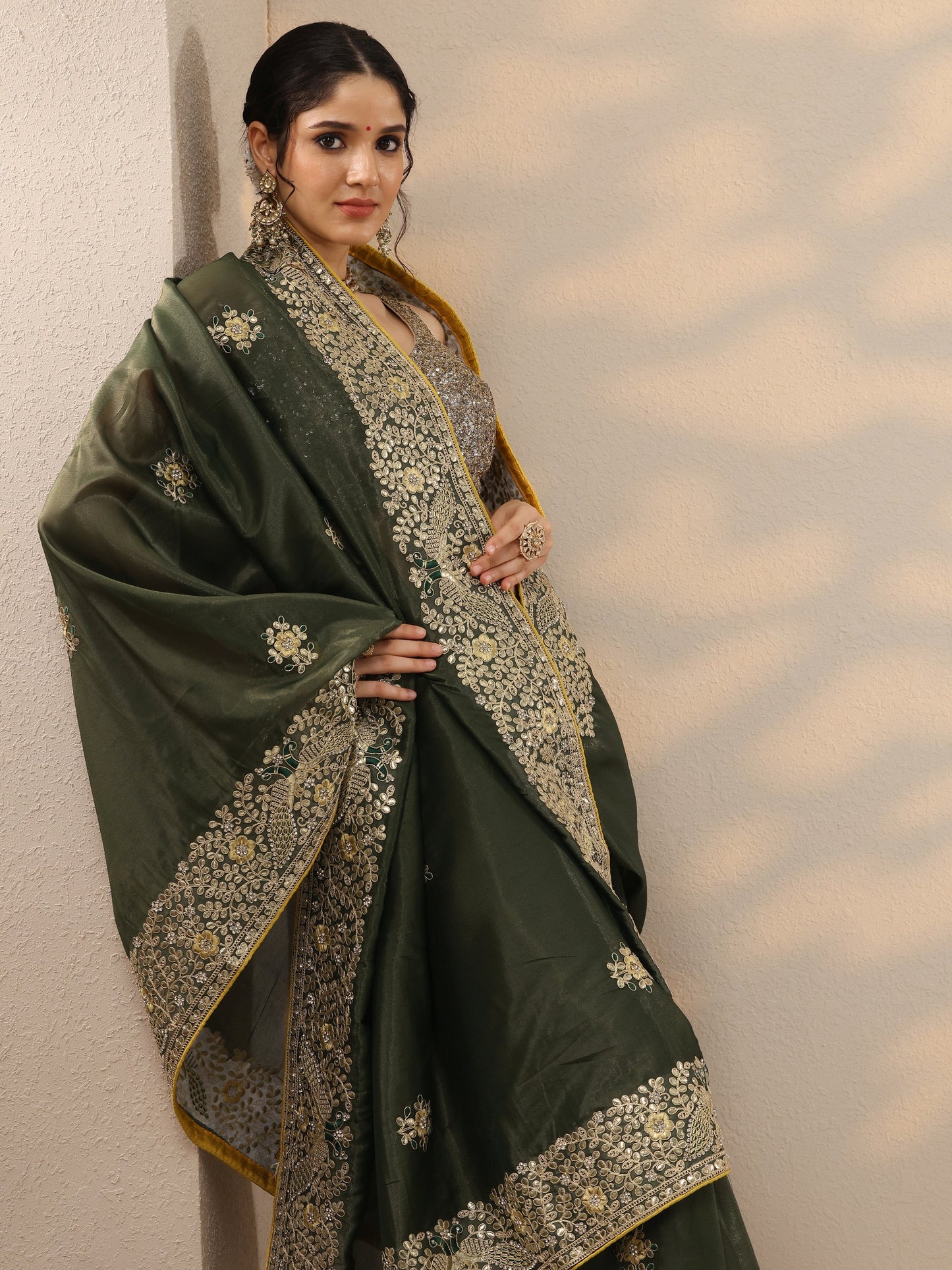 Green Embroidered Silk Blend Saree With Unstitched Blouse Piece