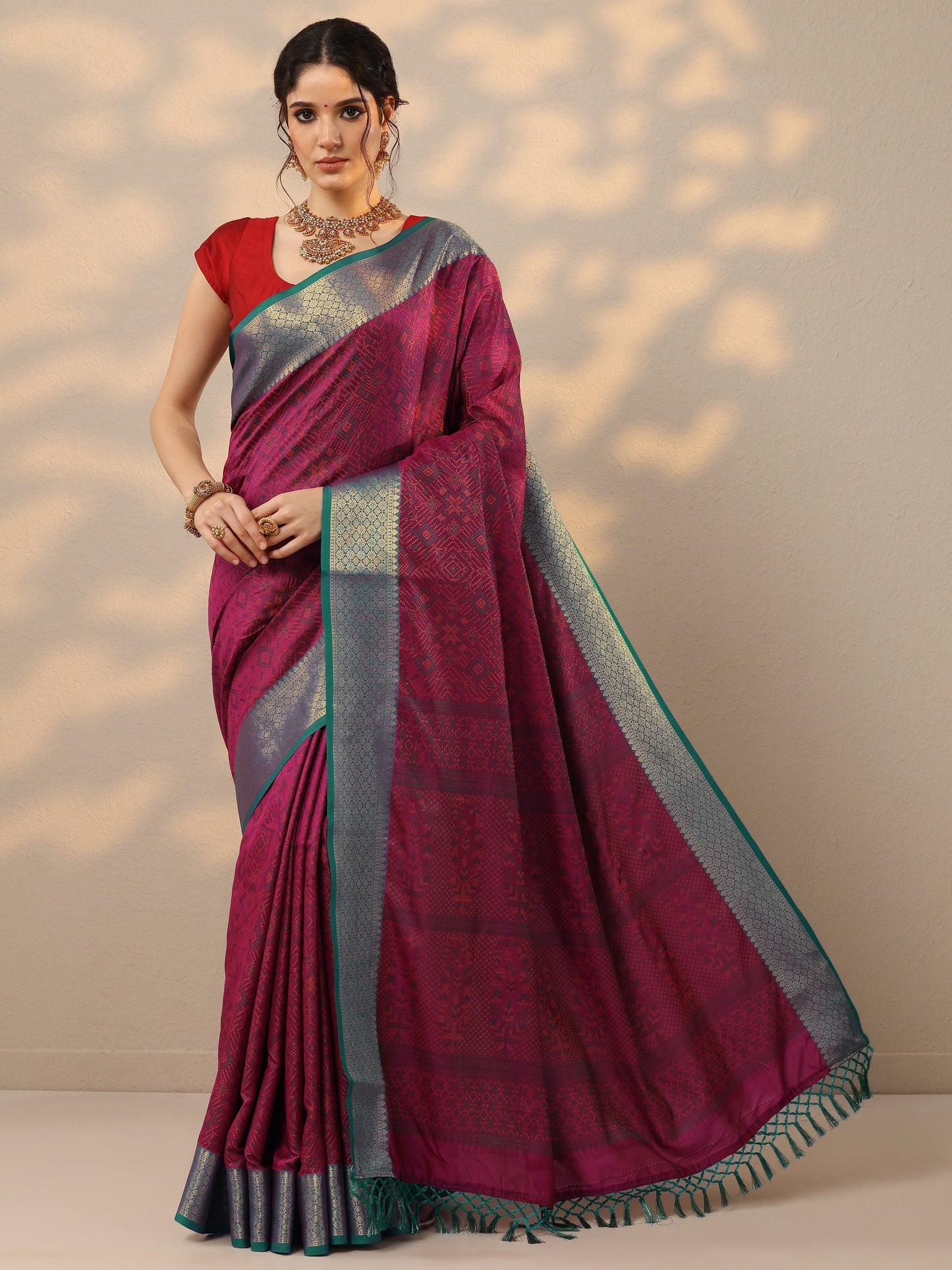 Magenta Woven Design Banarasi Silk Blend Saree With Unstitched Blouse Piece