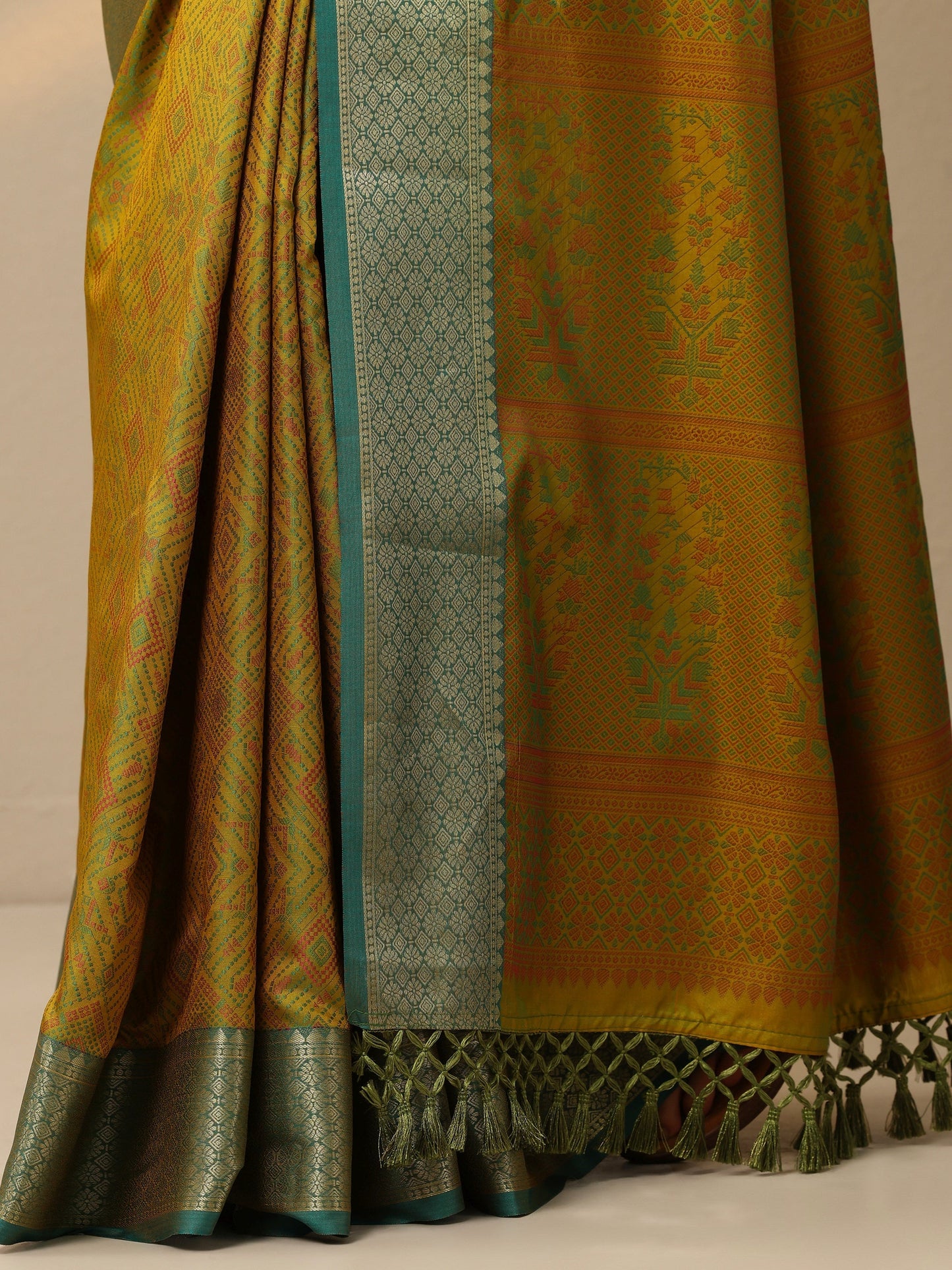 Green Woven Design Kanjeevaram Silk Blend Saree With Unstitched Blouse Piece