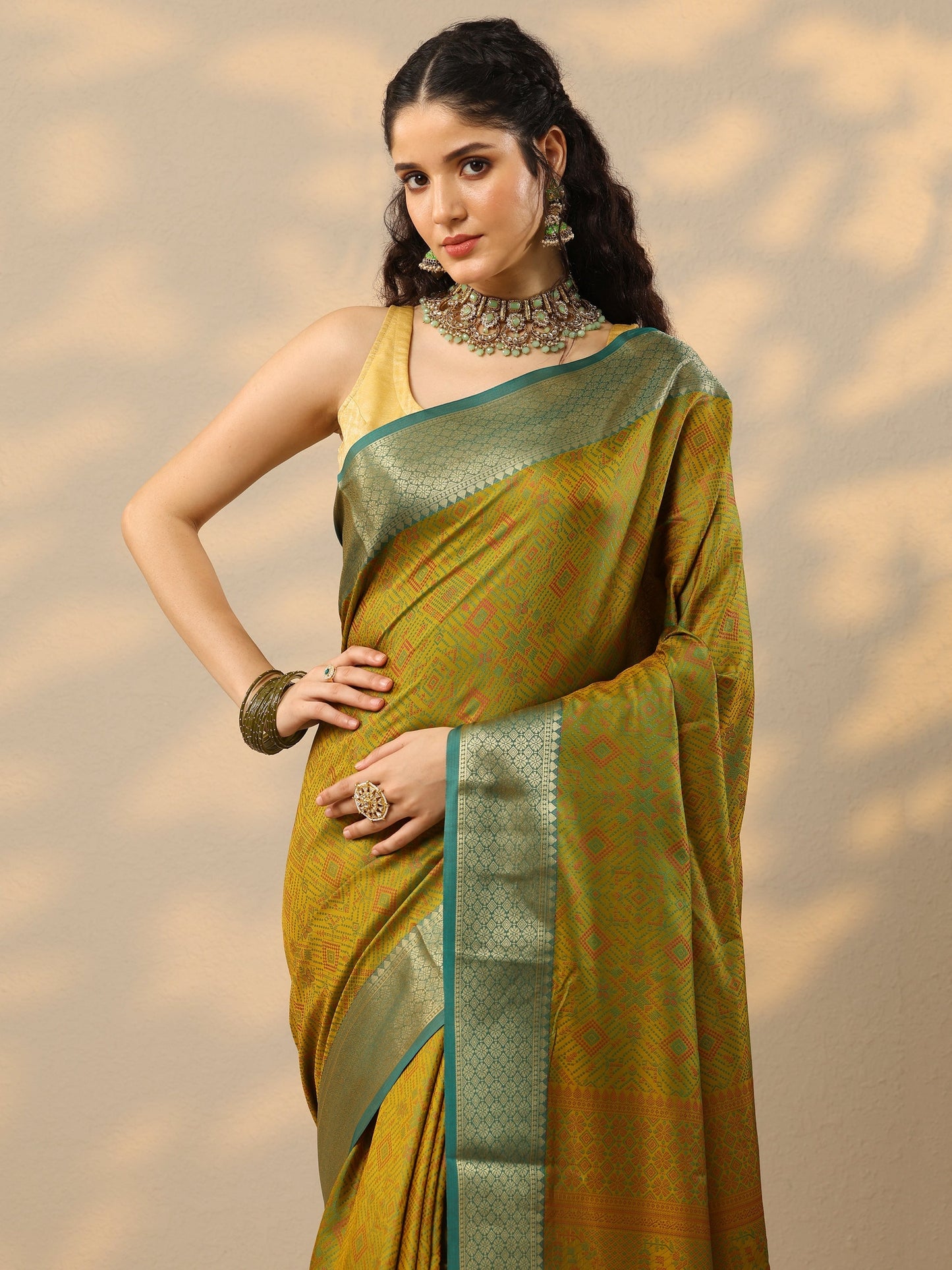 Green Woven Design Kanjeevaram Silk Blend Saree With Unstitched Blouse Piece