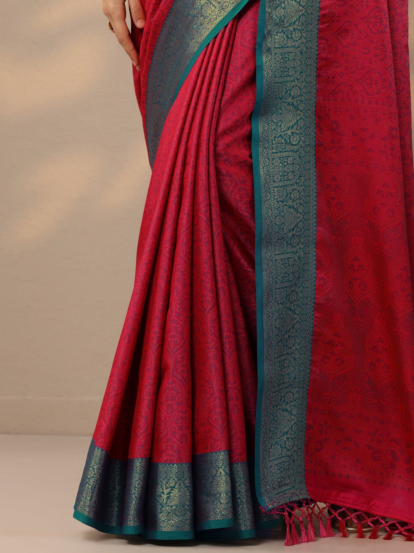 Red Woven Design Banarasi Silk Blend Saree With Unstitched Blouse Piece