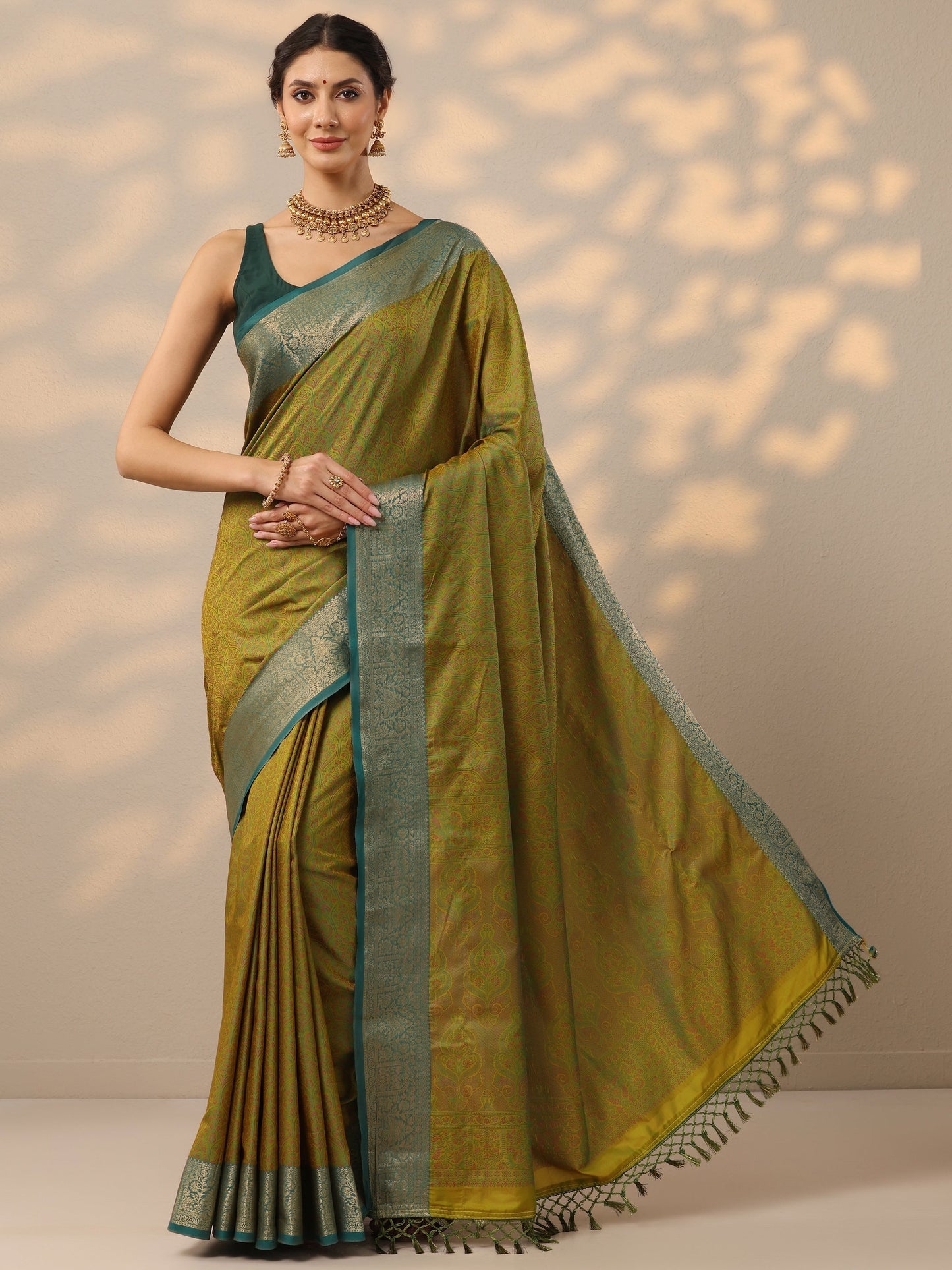 Green Woven Design Banarasi Silk Blend Saree With Unstitched Blouse Piece