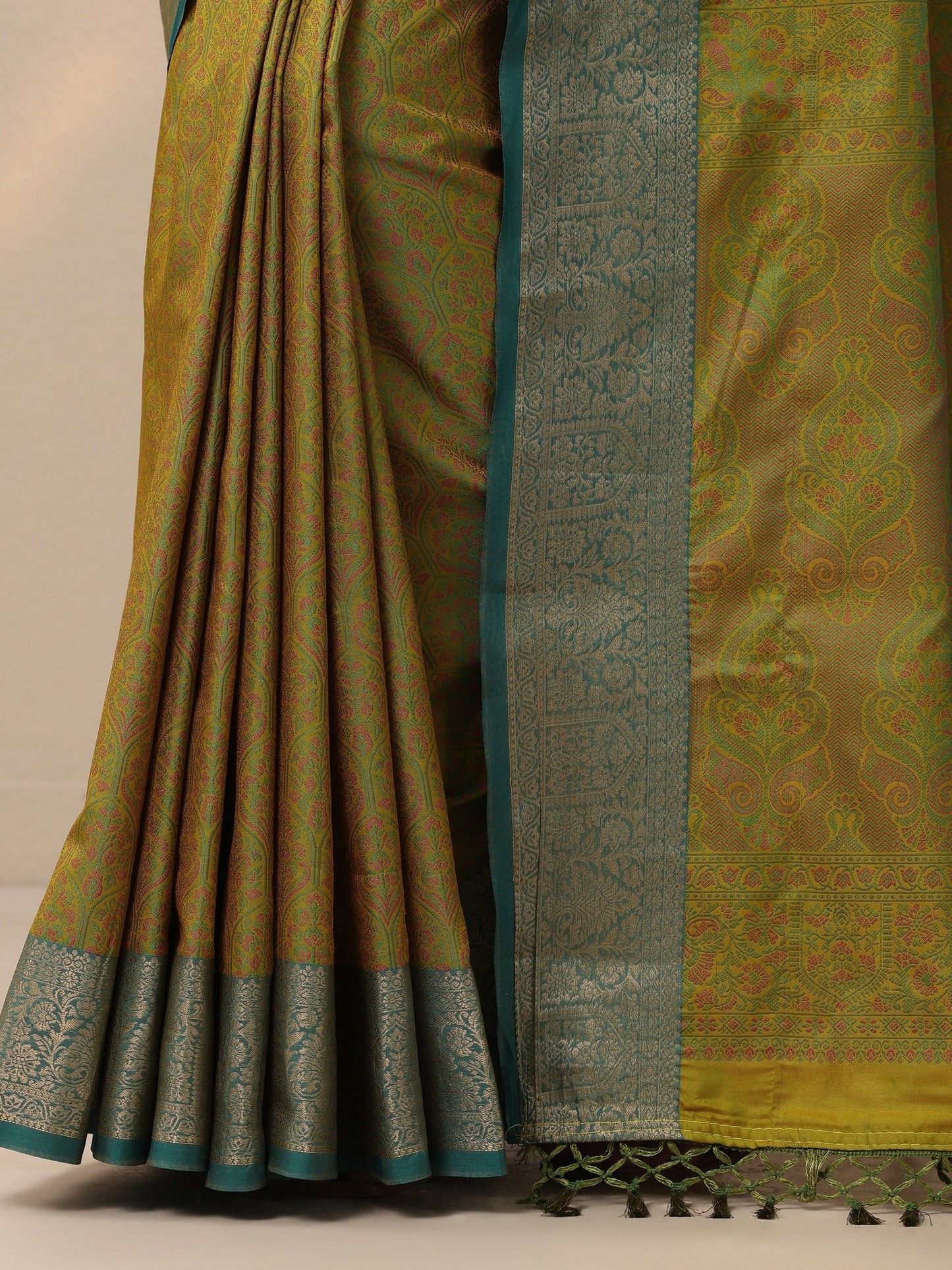 Green Woven Design Banarasi Silk Blend Saree With Unstitched Blouse Piece