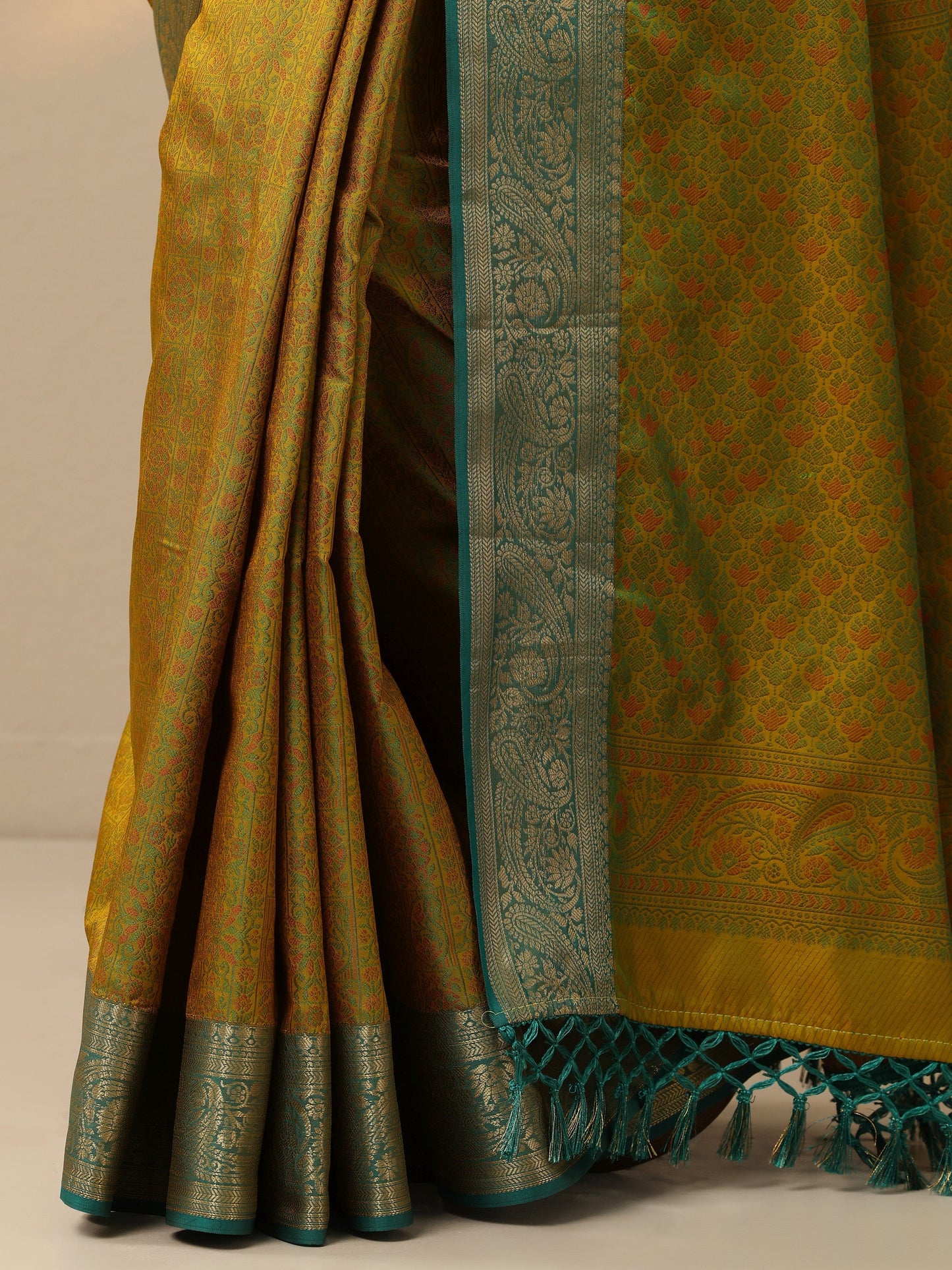 Green Woven Design Banarasi Silk Blend Saree With Unstitched Blouse Piece