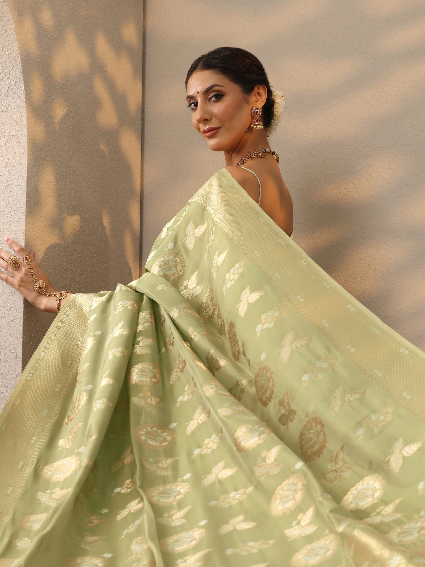 Green Woven Design Banarasi Silk Blend Saree With Unstitched Blouse Piece