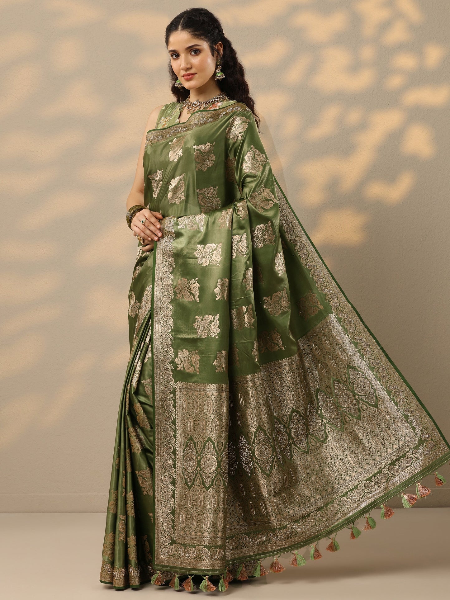 Green Woven Design Banarasi Silk Blend Saree With Unstitched Blouse Piece