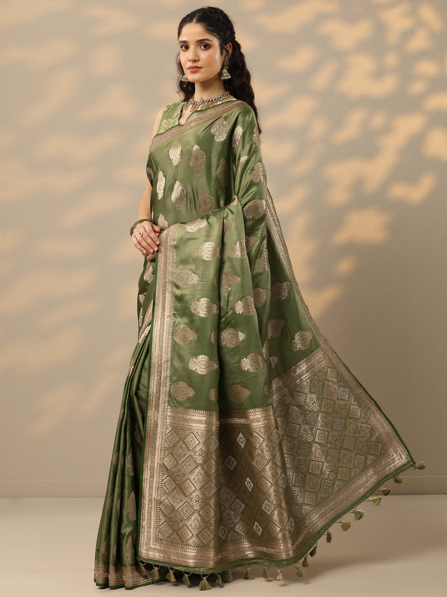 Green Woven Design Banarasi Silk Blend Saree With Unstitched Blouse Piece