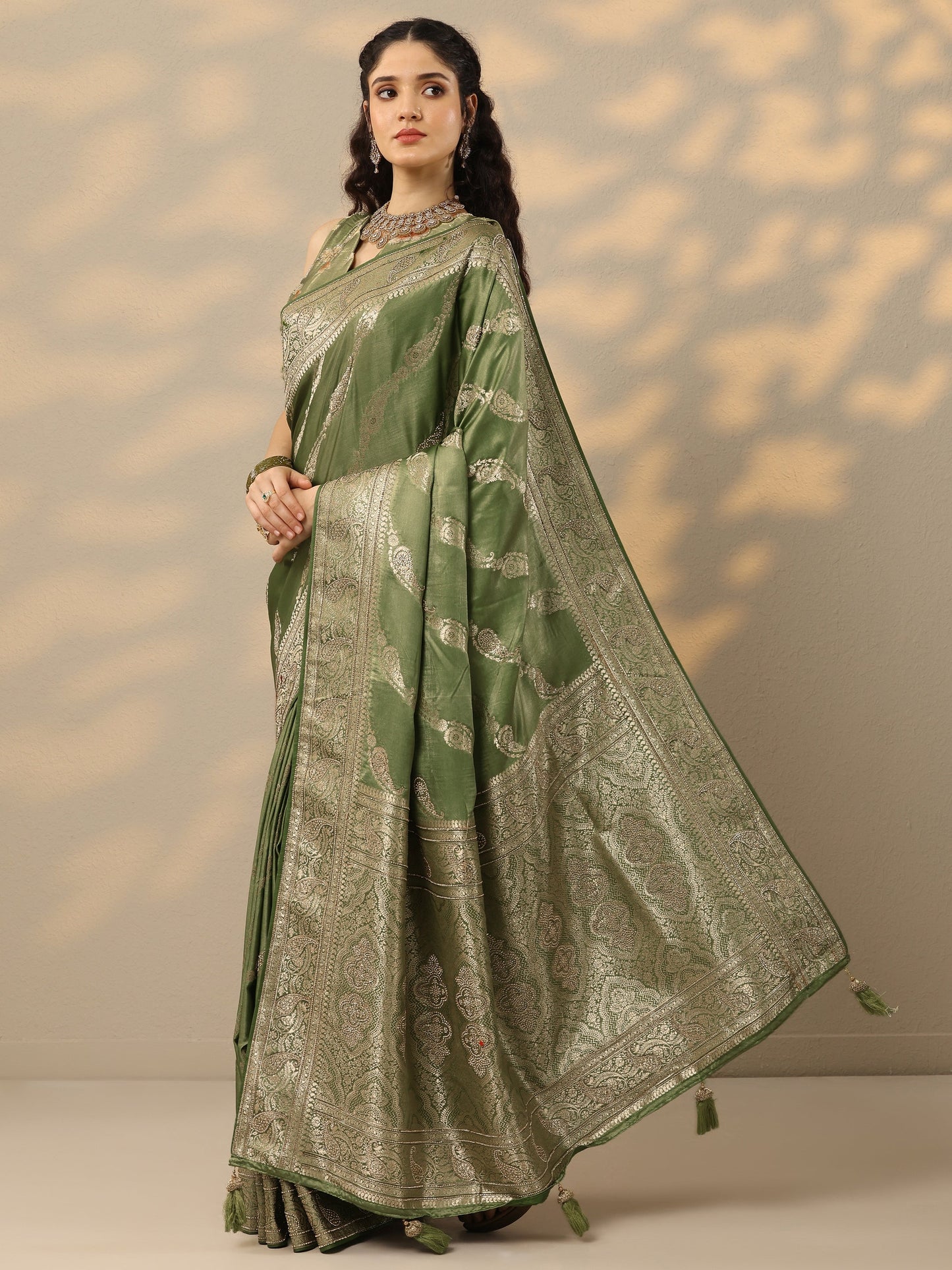 Green Woven Design Banarasi Silk Blend Saree With Unstitched Blouse Piece