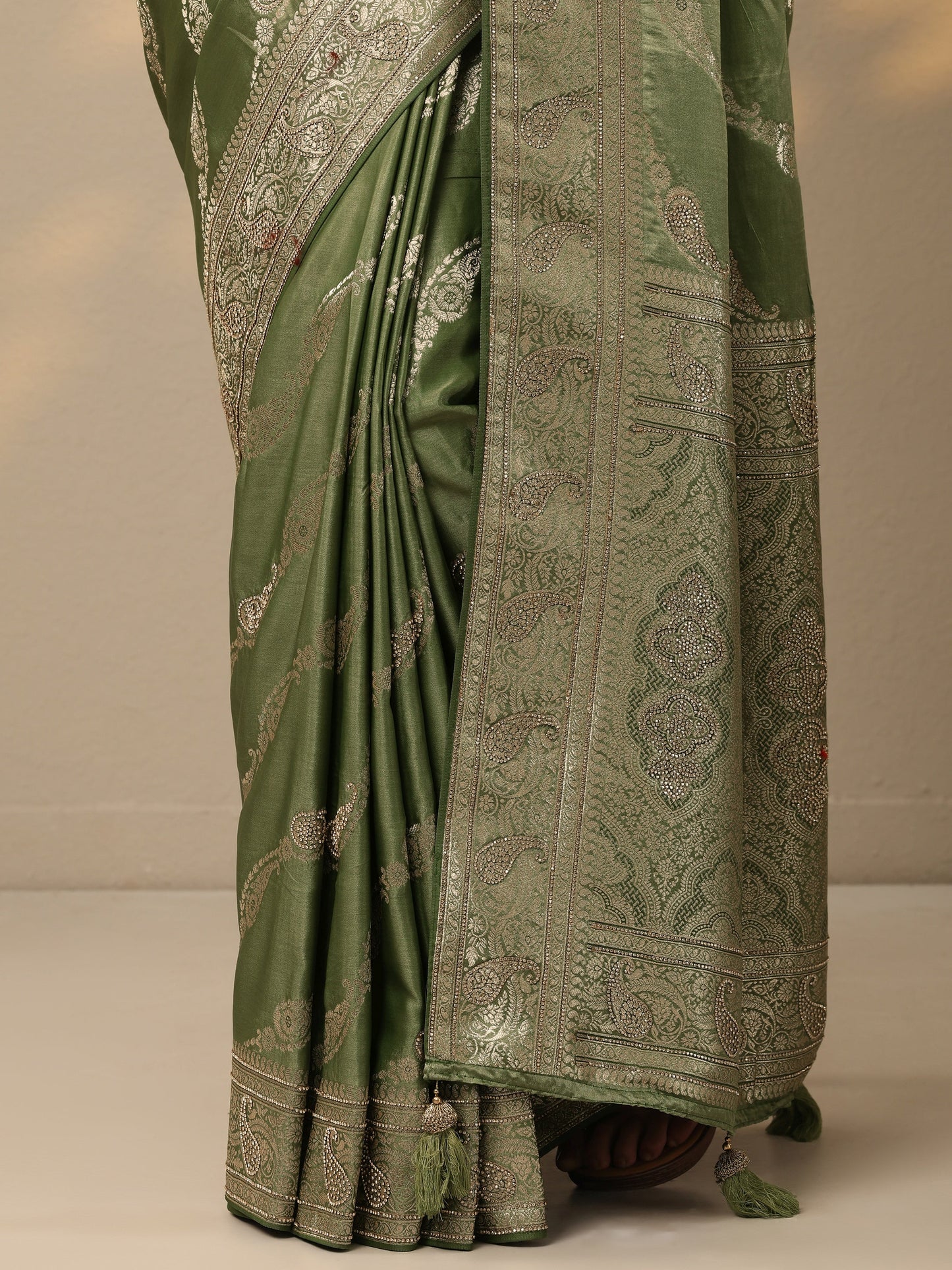 Green Woven Design Banarasi Silk Blend Saree With Unstitched Blouse Piece
