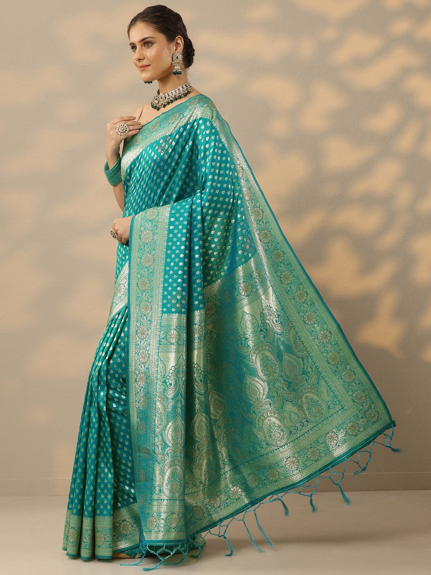 Green Embellished Banarasi Silk Blend Saree With Unstitched Blouse Piece