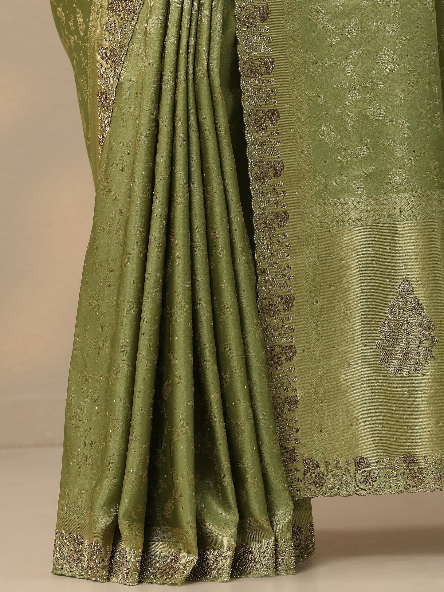 Green Embellished Banarasi Silk Blend Saree With Unstitched Blouse Piece