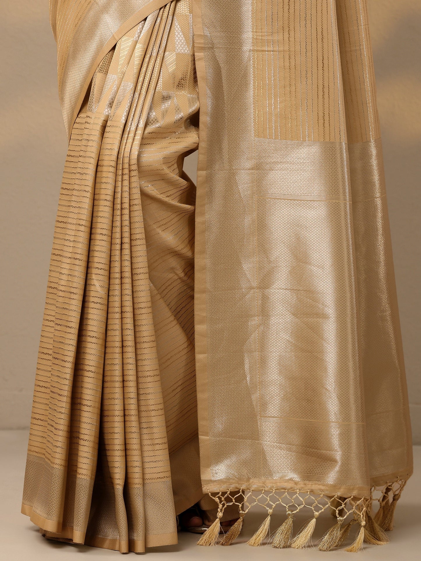 Gold Woven Design Banarasi Silk Blend Saree With Unstitched Blouse Piece