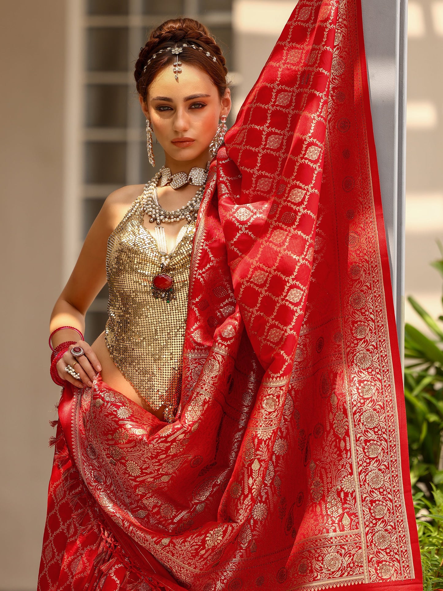 Red Woven Design Silk blend Saree With Unstitched Blouse Piece