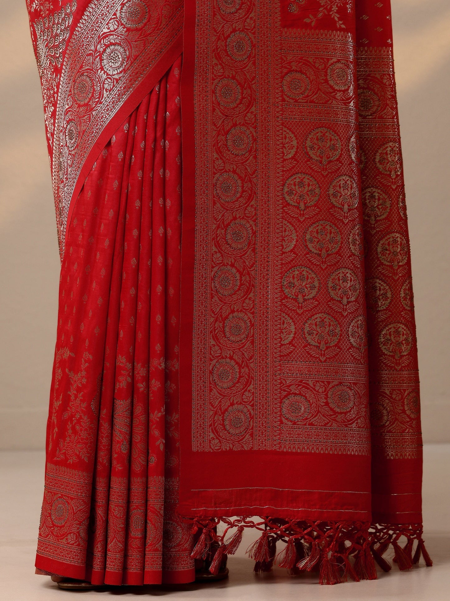 Red Woven Design Banarasi Silk Blend Saree With Unstitched Blouse Piece