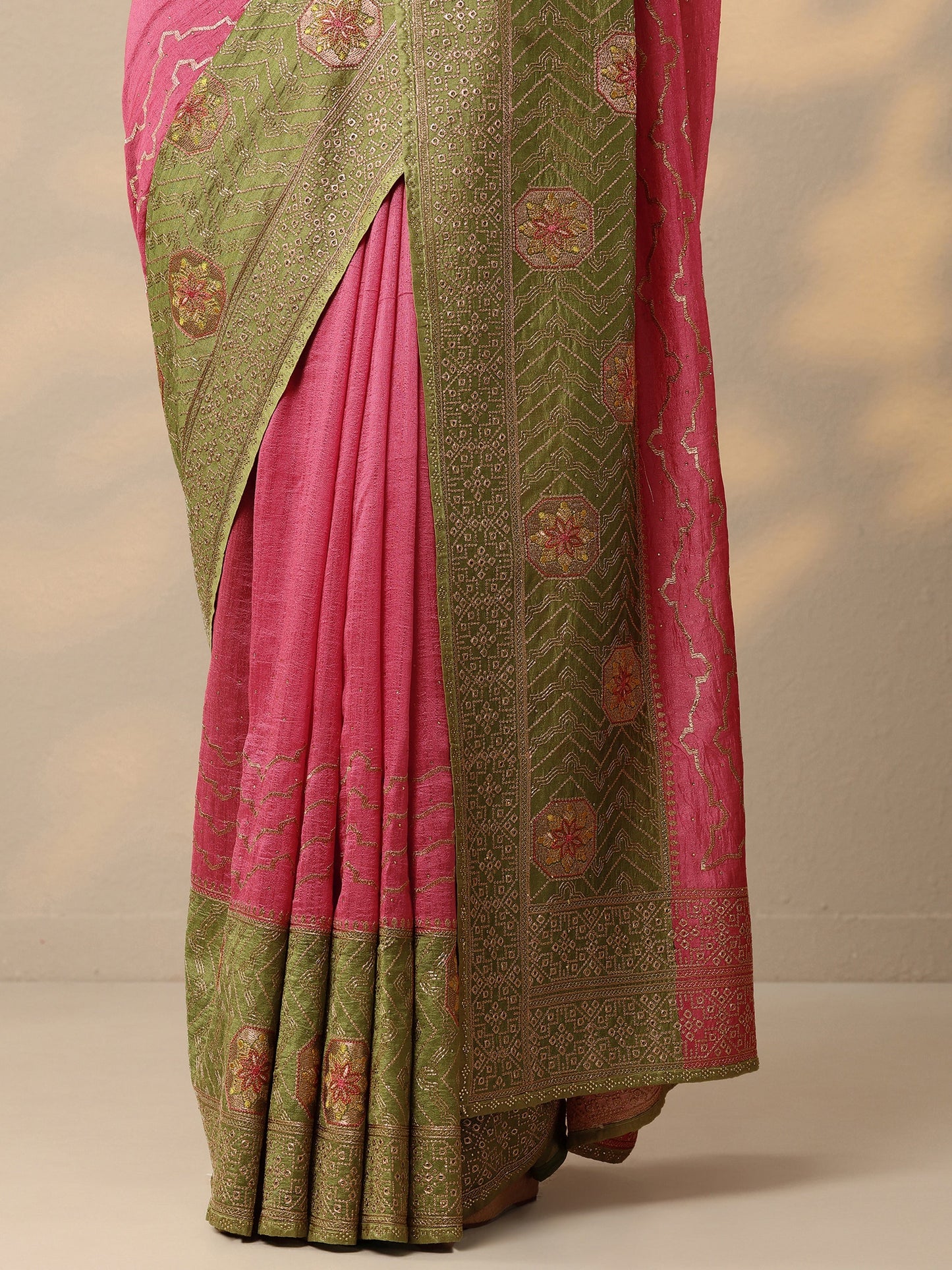 Pink Embellished Silk Blend Saree With Unstitched Blouse Piece